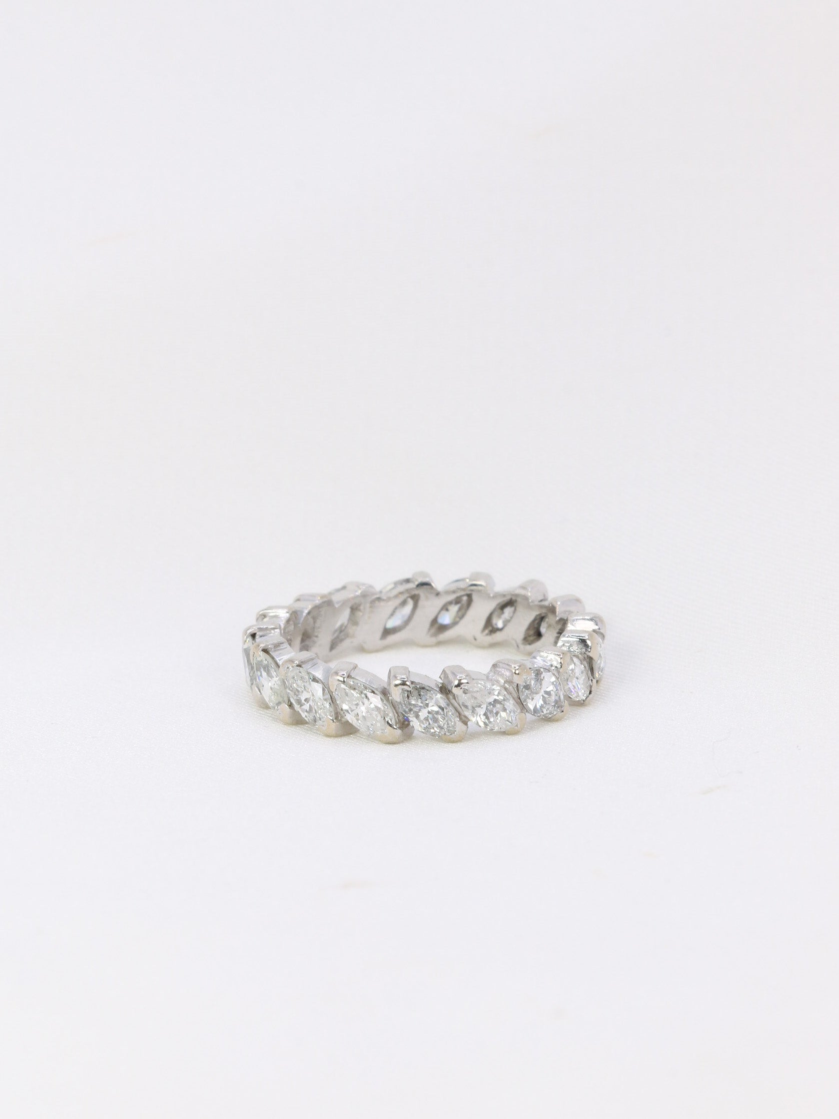 American wedding ring in white gold and 2.55 ct shuttle diamonds