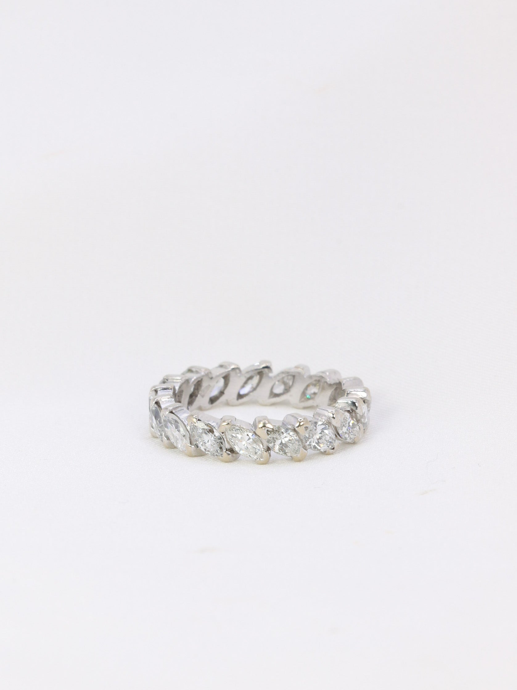 American wedding ring in white gold and 2.55 ct shuttle diamonds