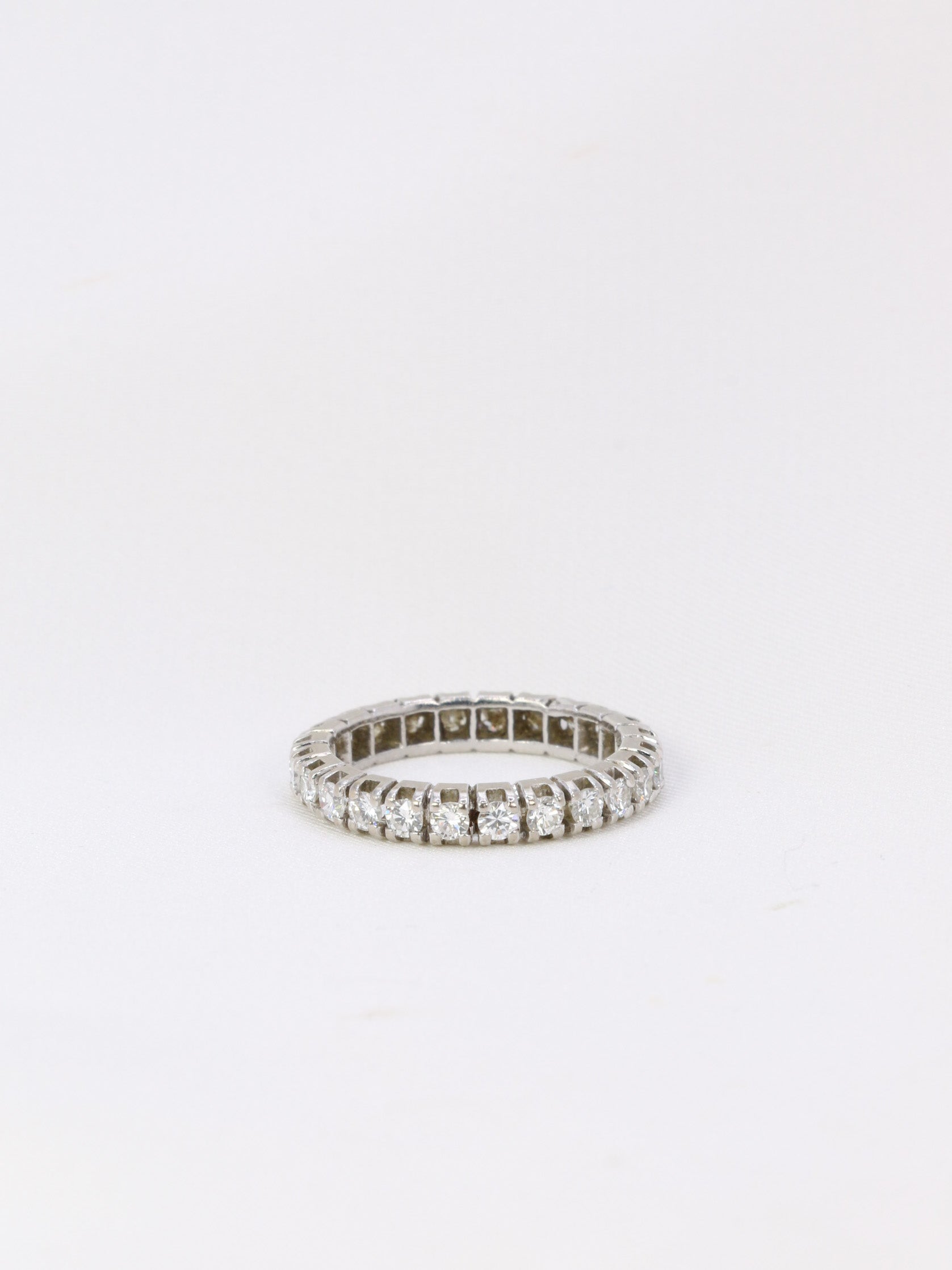 American wedding ring in white gold and diamonds 0.72 ct