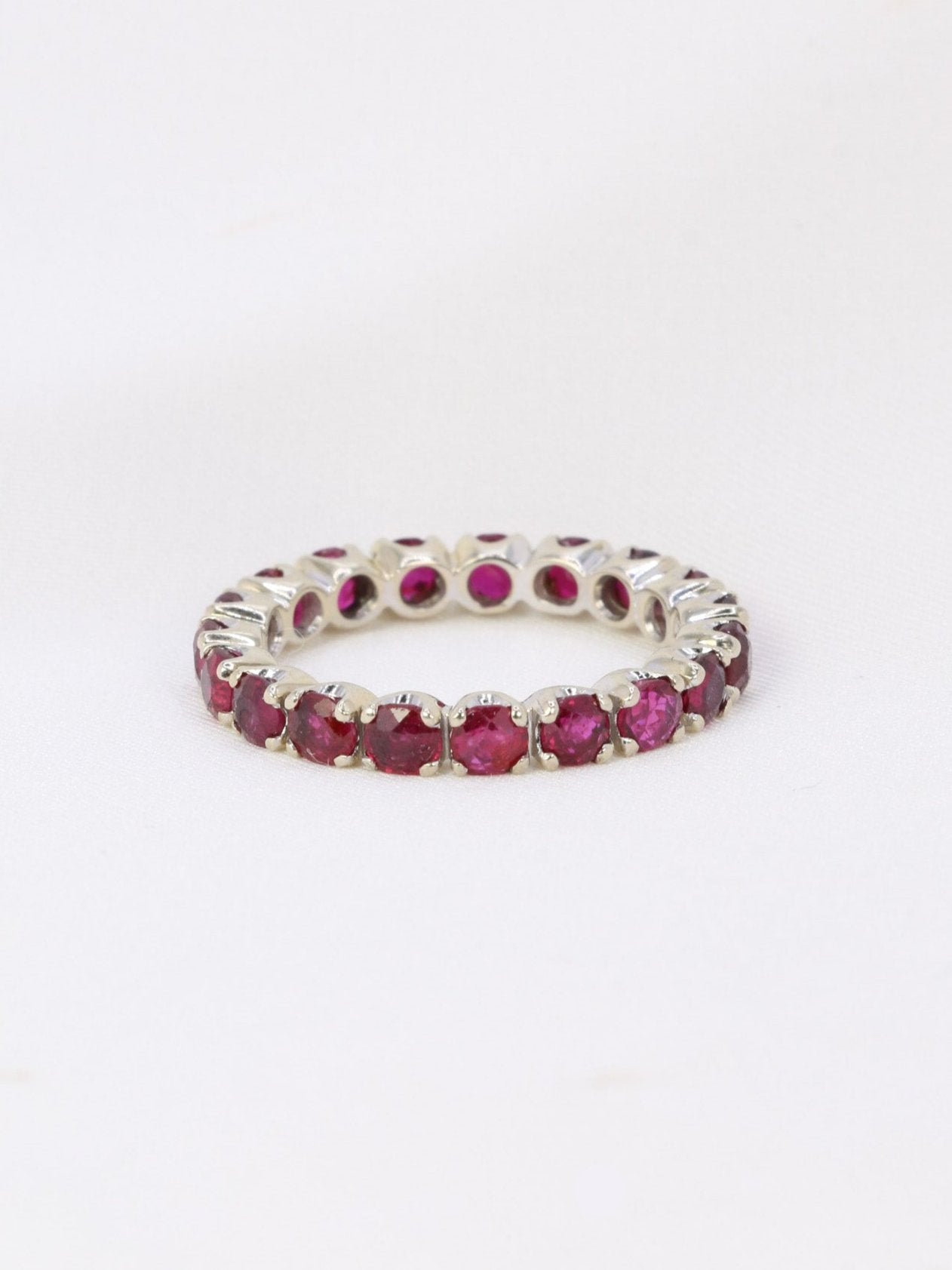 American wedding ring in white gold and ruby ​​1.9 ct