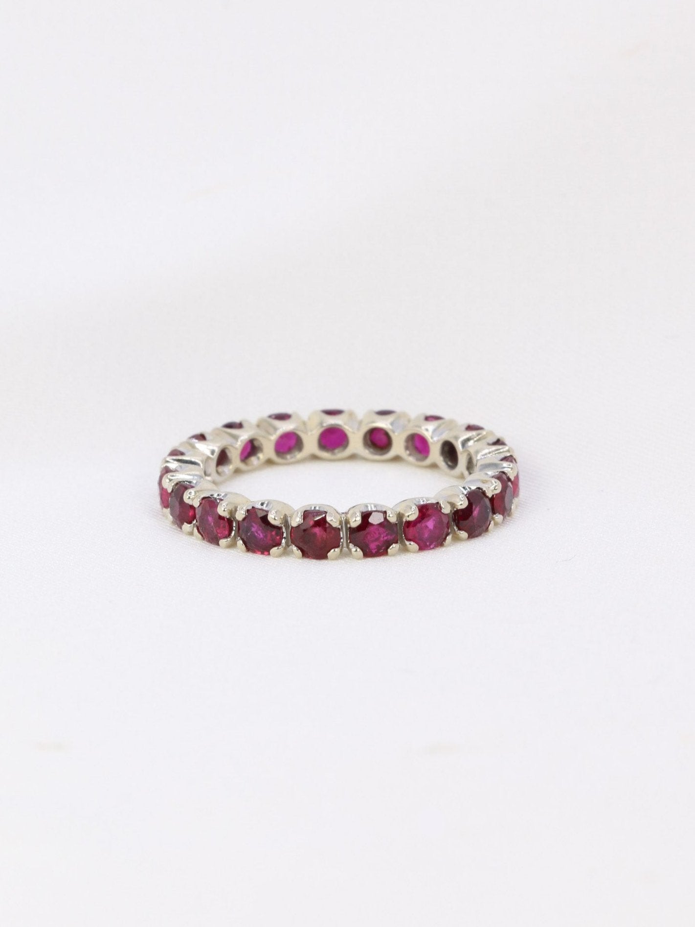 American wedding ring in white gold and ruby ​​1.9 ct