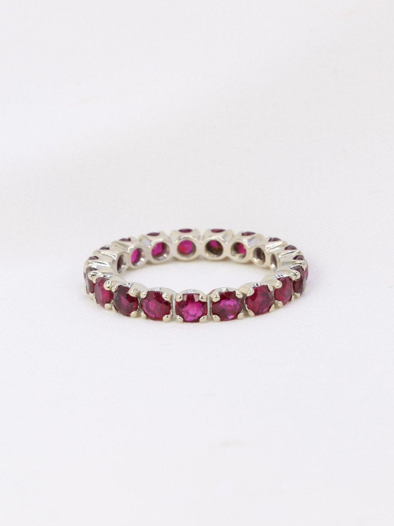 American wedding ring in white gold and ruby ​​1.9 ct