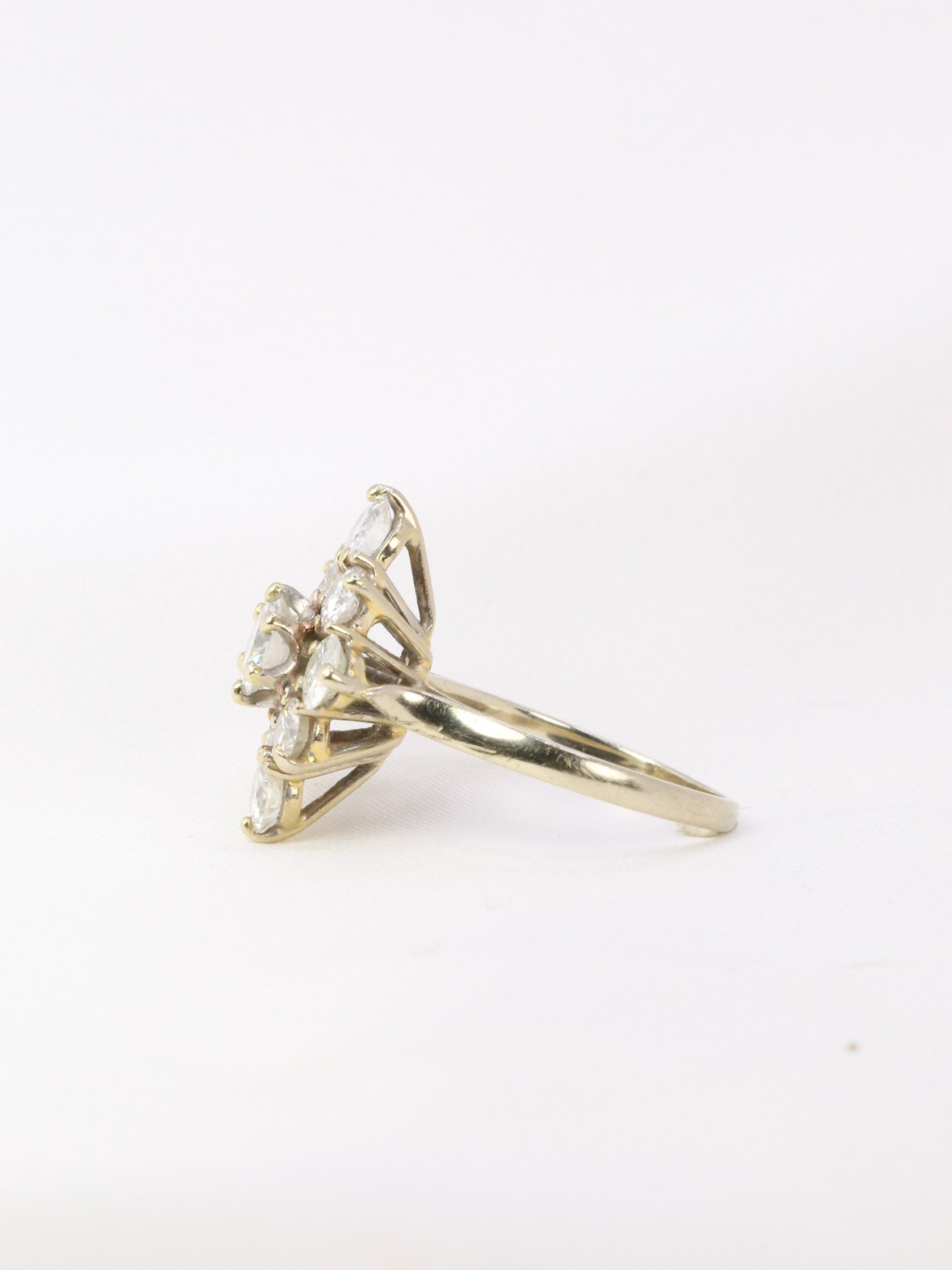 Vintage marquise ring in white gold and diamonds