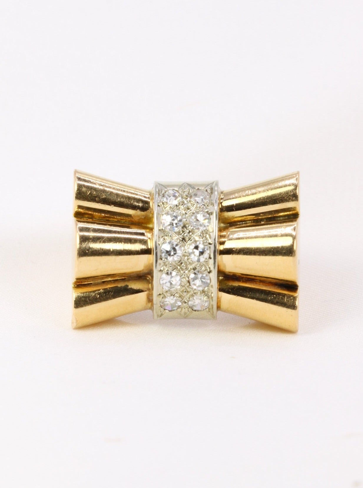 Art-Deco knot ring in gold and diamonds