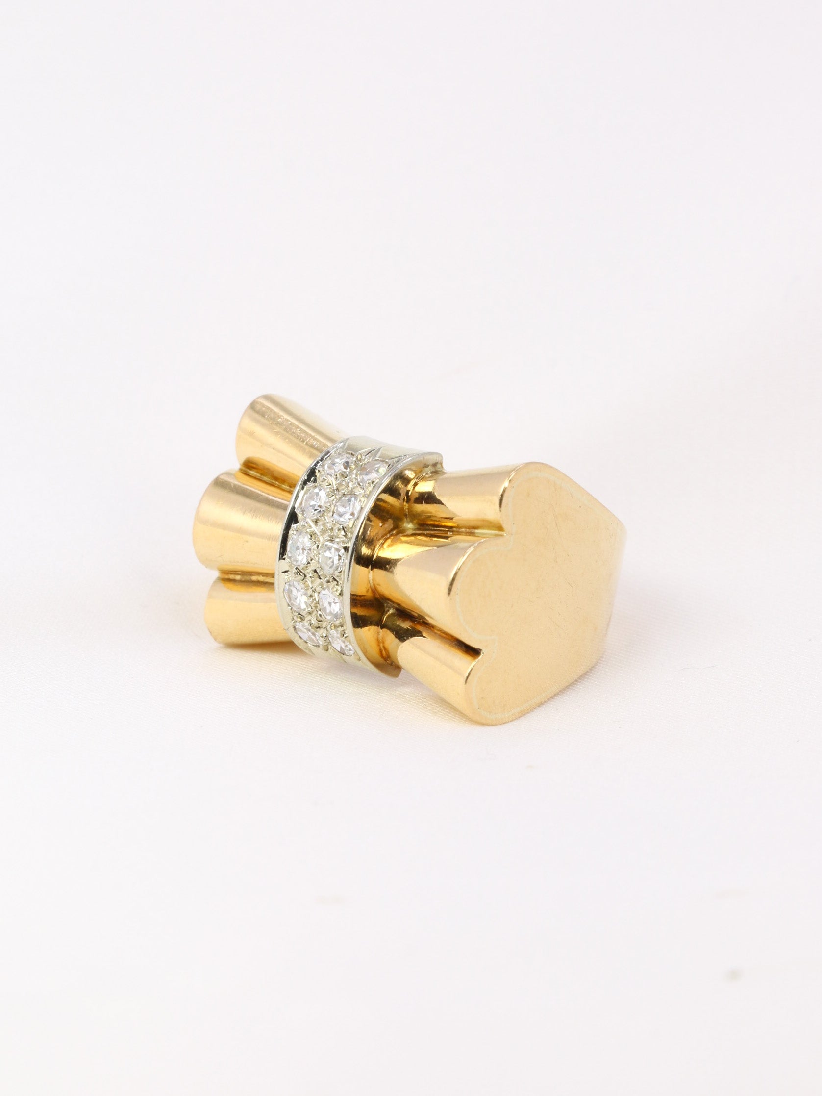 Art-Deco knot ring in gold and diamonds