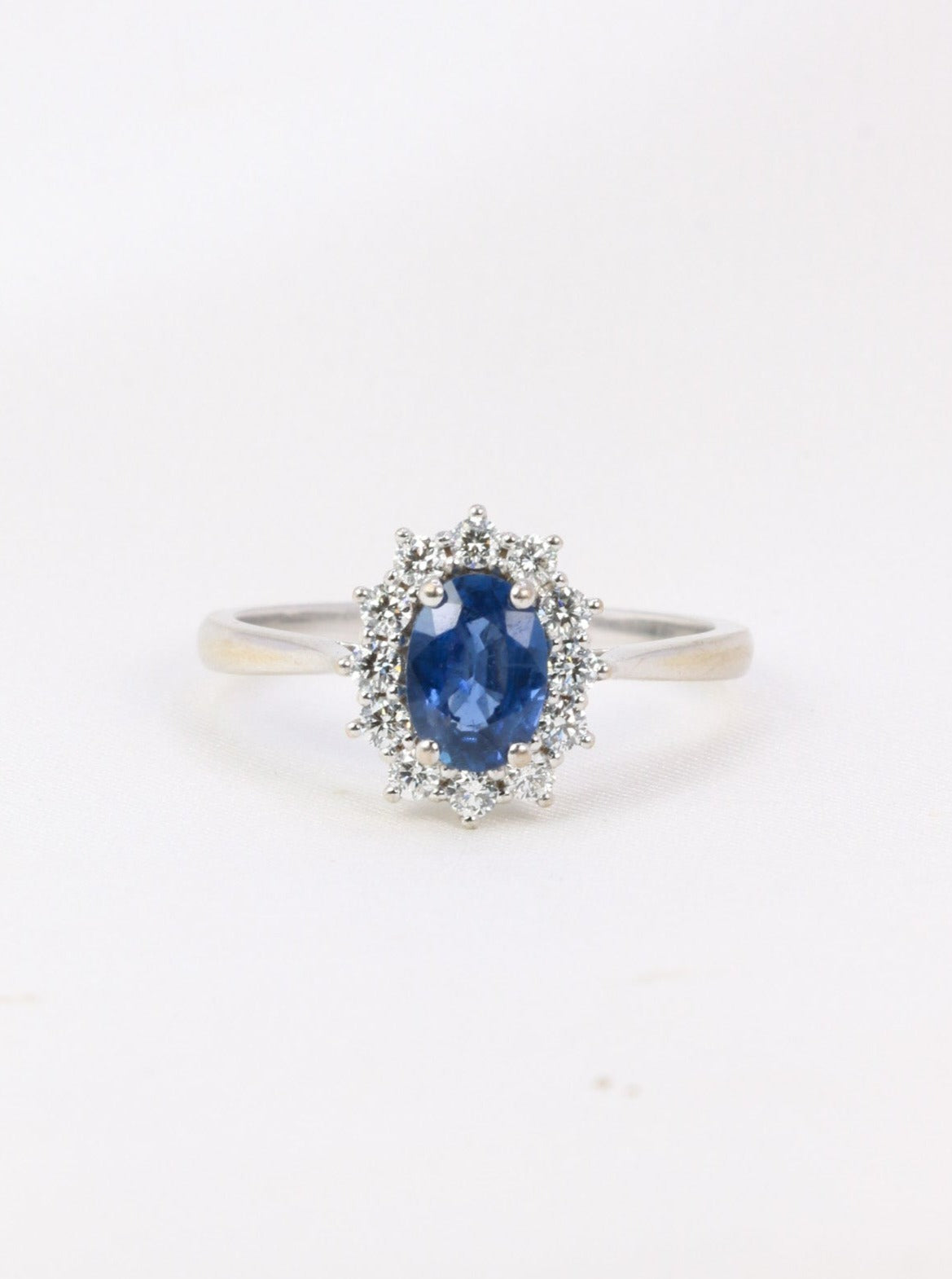 Vintage daisy ring in gold, oval sapphire and diamonds