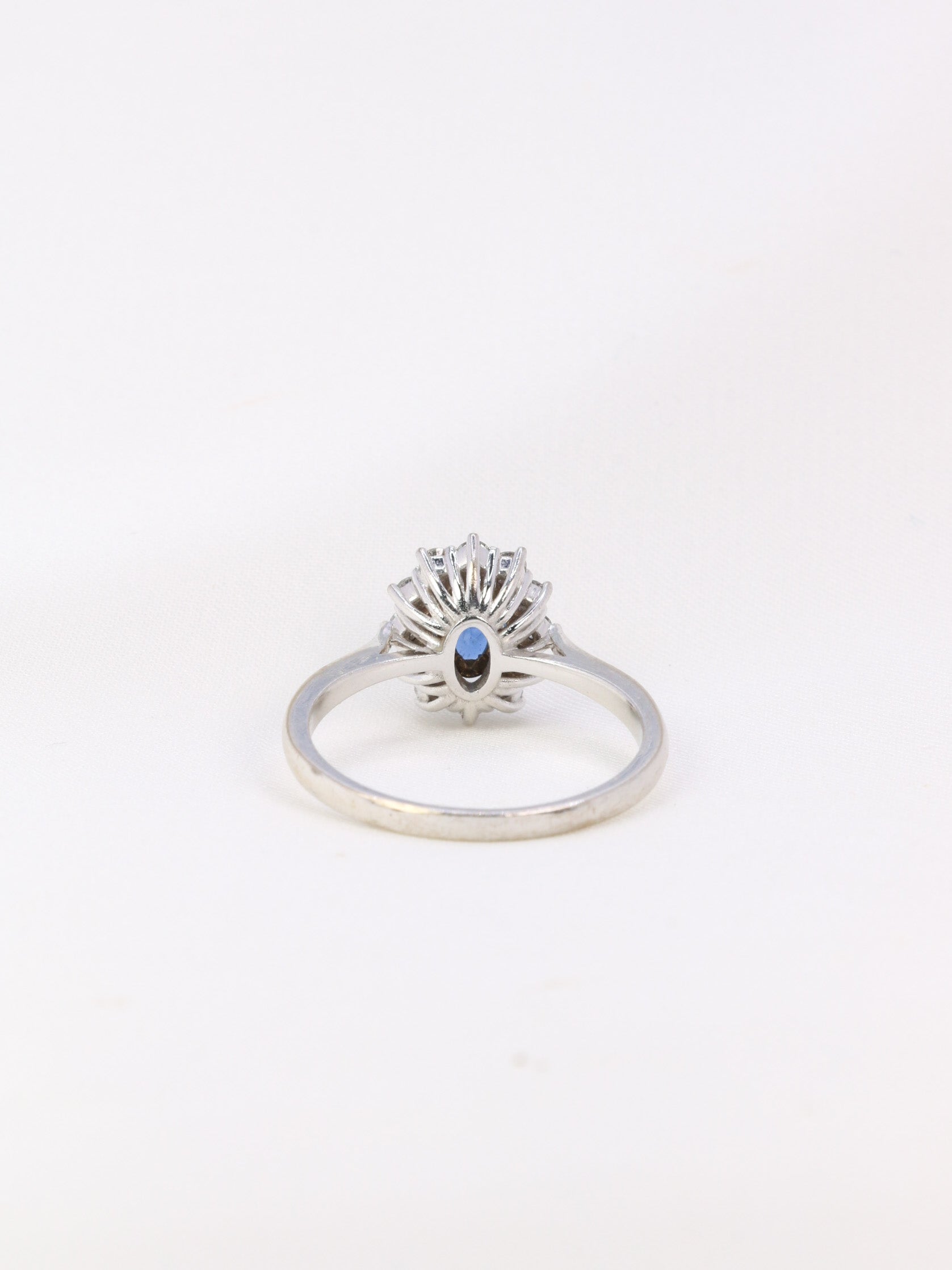 Vintage daisy ring in gold, oval sapphire and diamonds