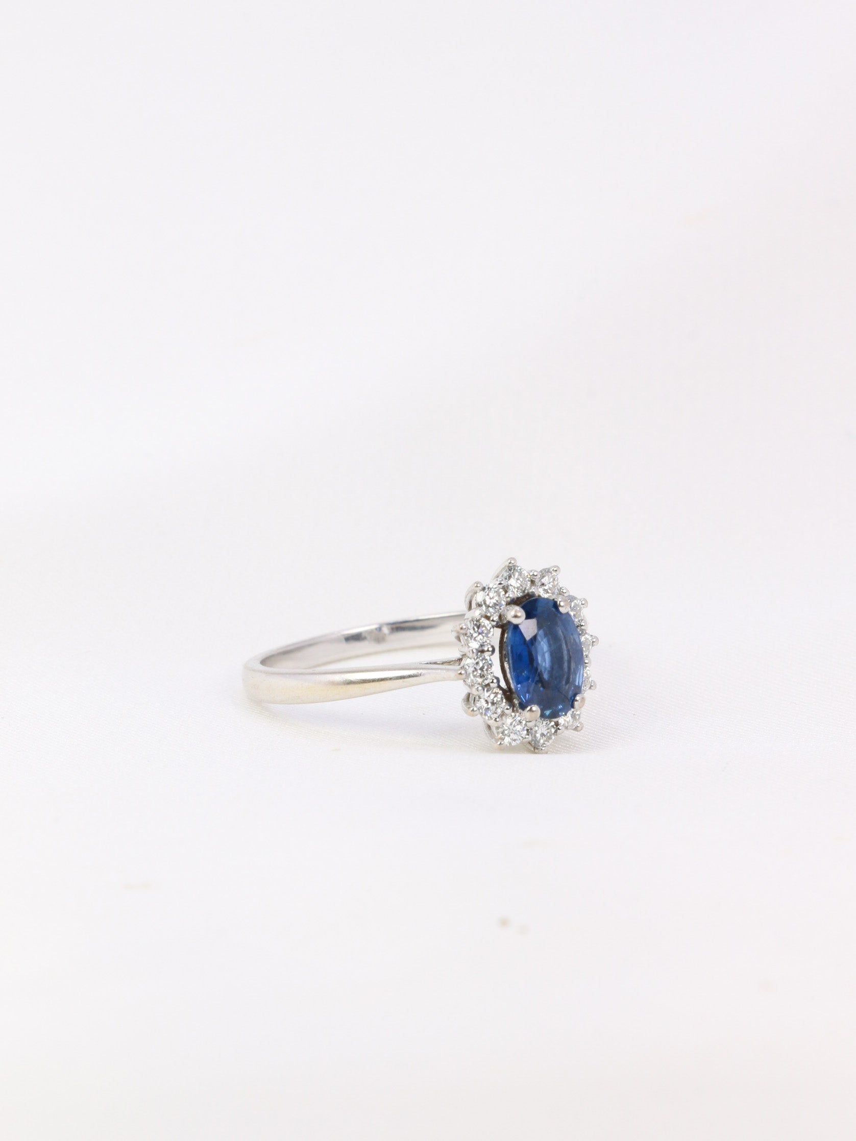 Vintage daisy ring in gold, oval sapphire and diamonds