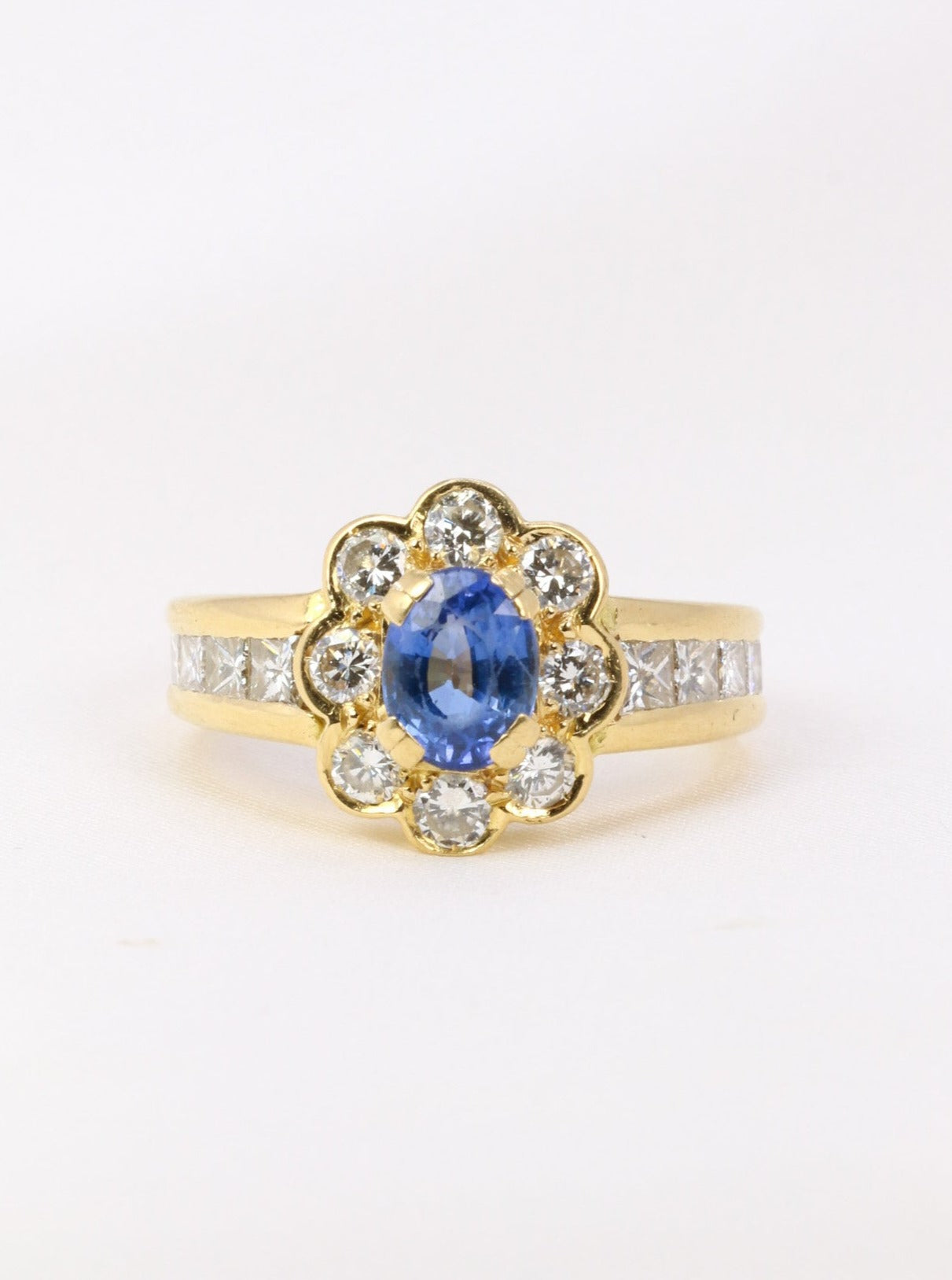 Bague marguerite vintage en or, saphir ovale et diamants