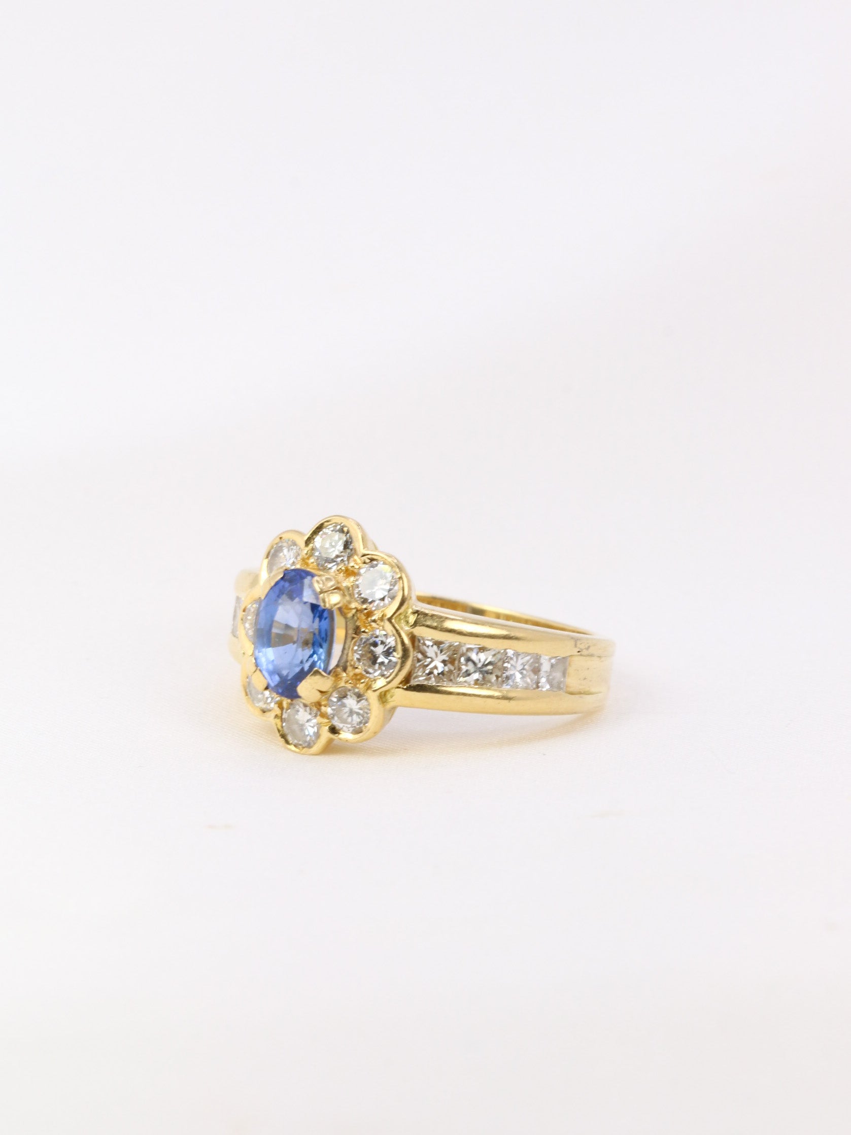 Bague marguerite vintage en or, saphir ovale et diamants