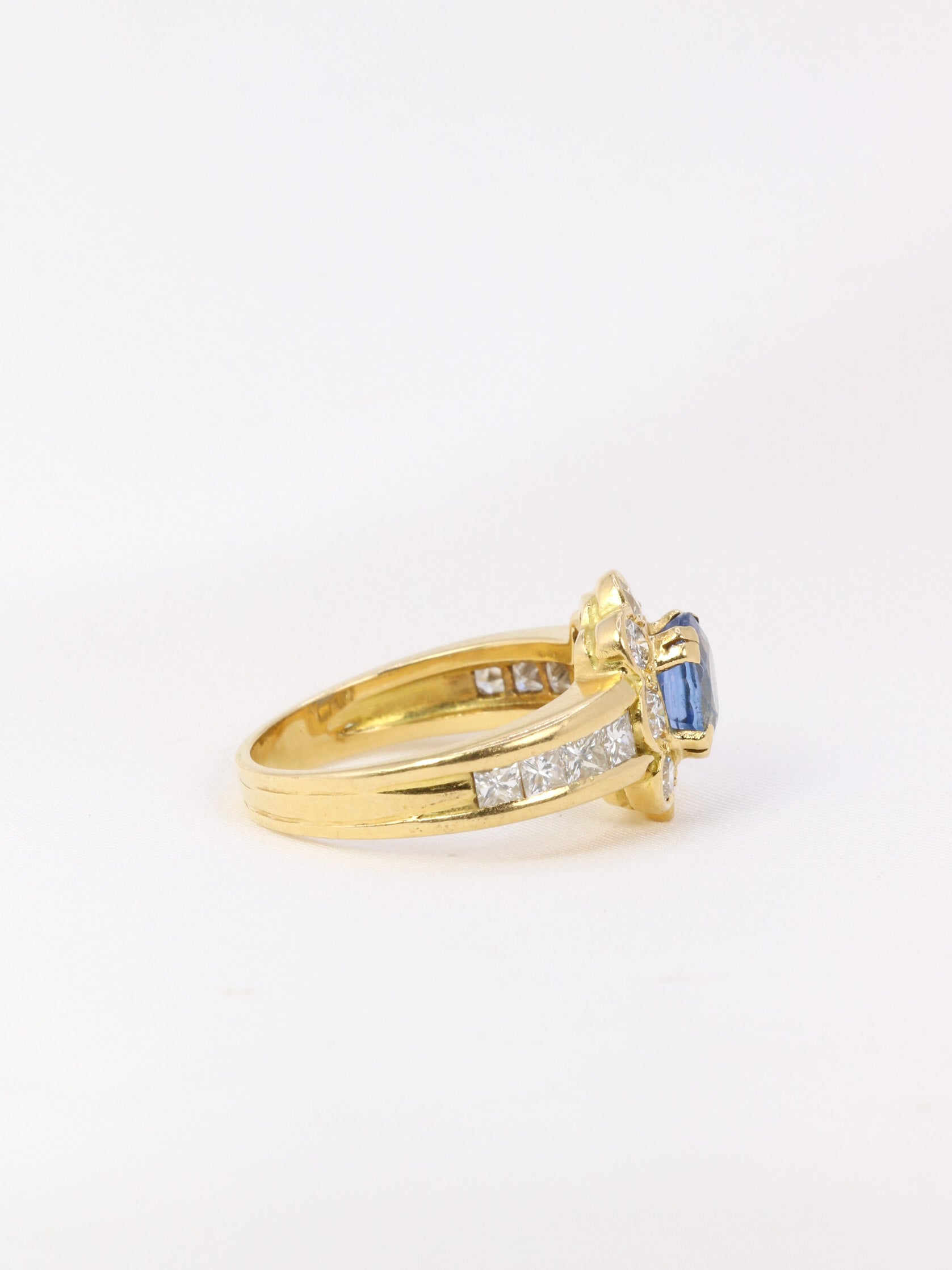 Bague marguerite vintage en or, saphir ovale et diamants