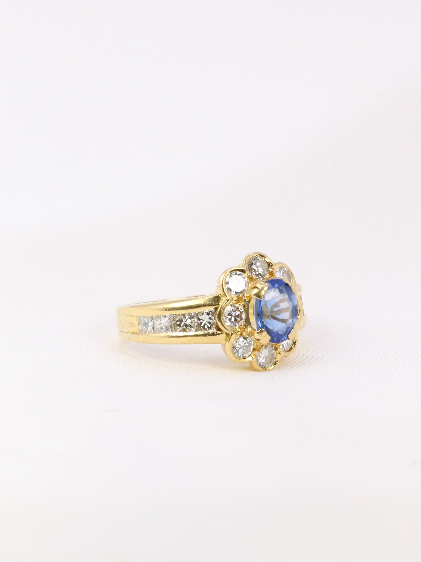 Bague marguerite vintage en or, saphir ovale et diamants