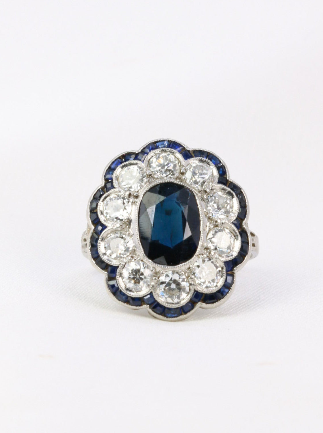 Belle Epoque ring in platinum, sapphire and diamonds