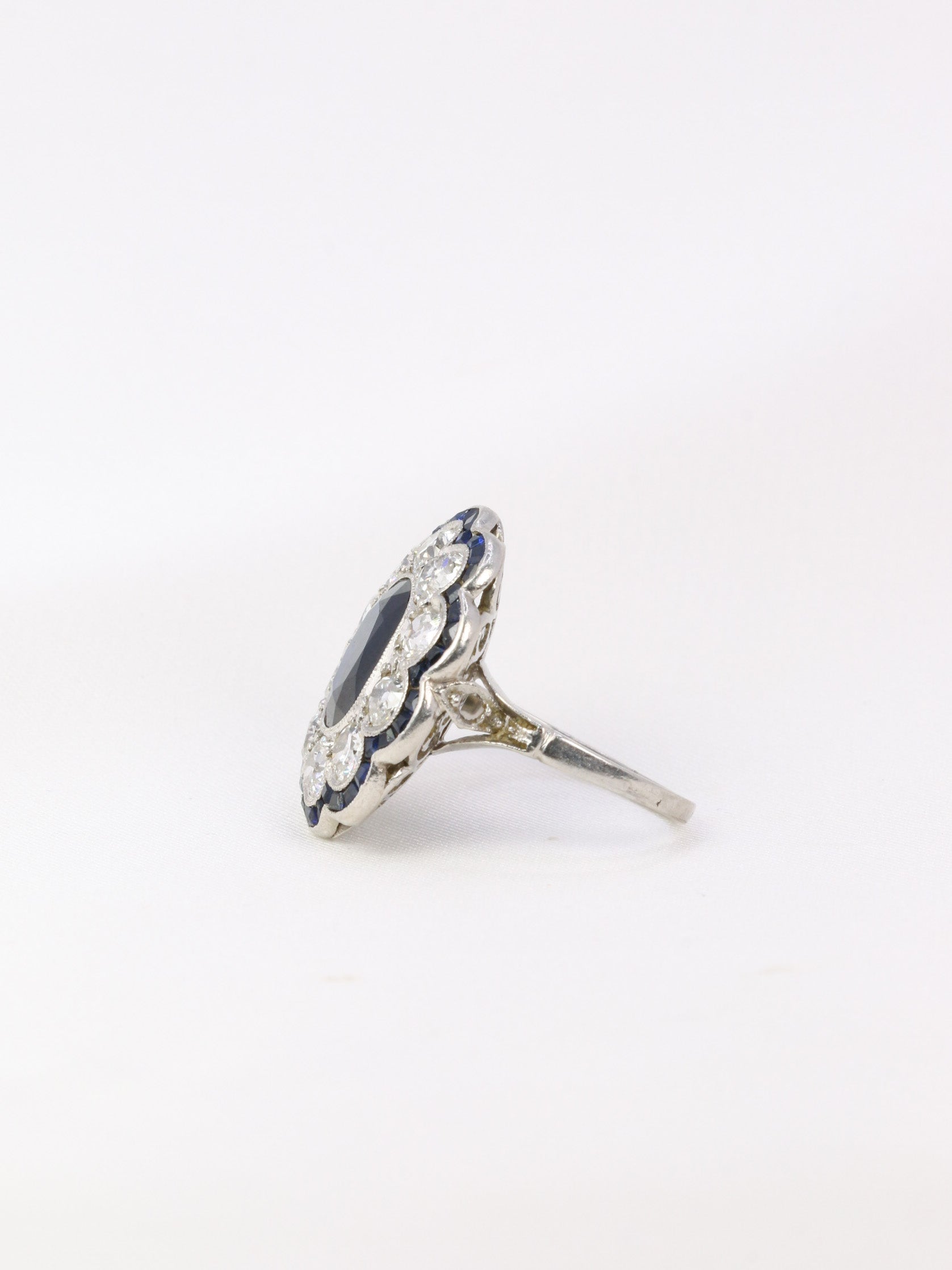 Belle Epoque ring in platinum, sapphire and diamonds