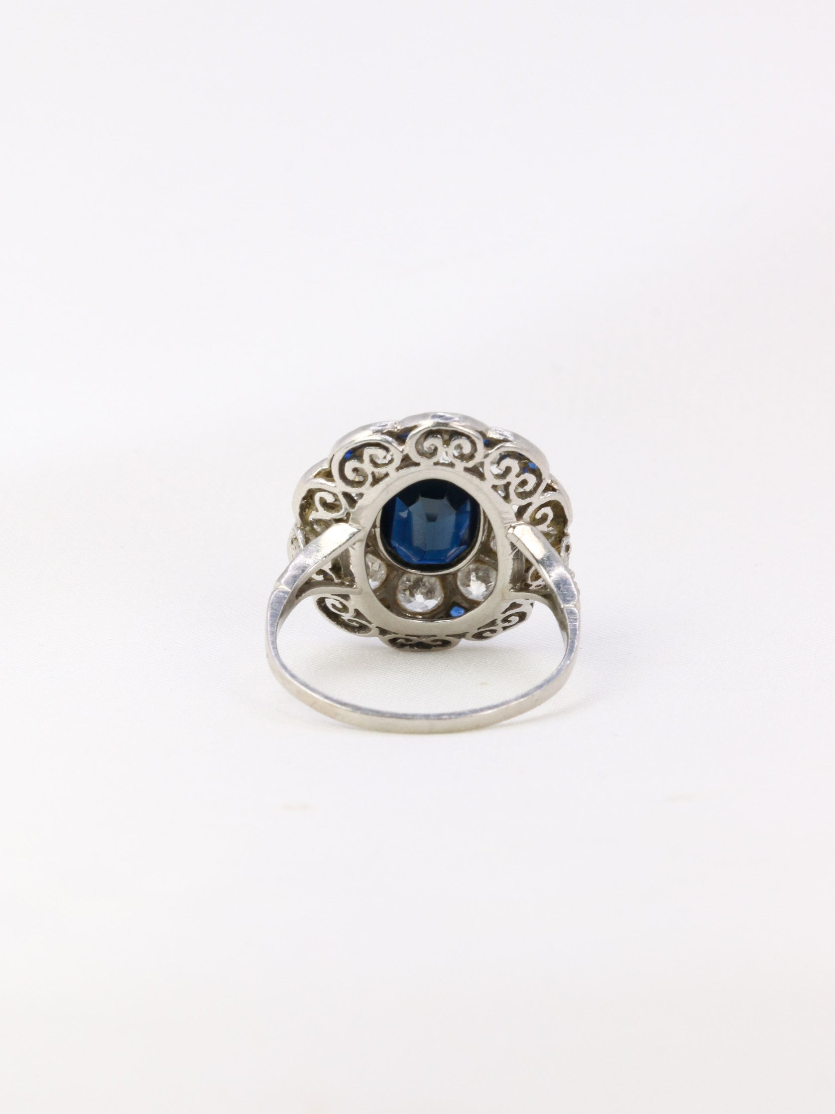 Belle Epoque ring in platinum, sapphire and diamonds