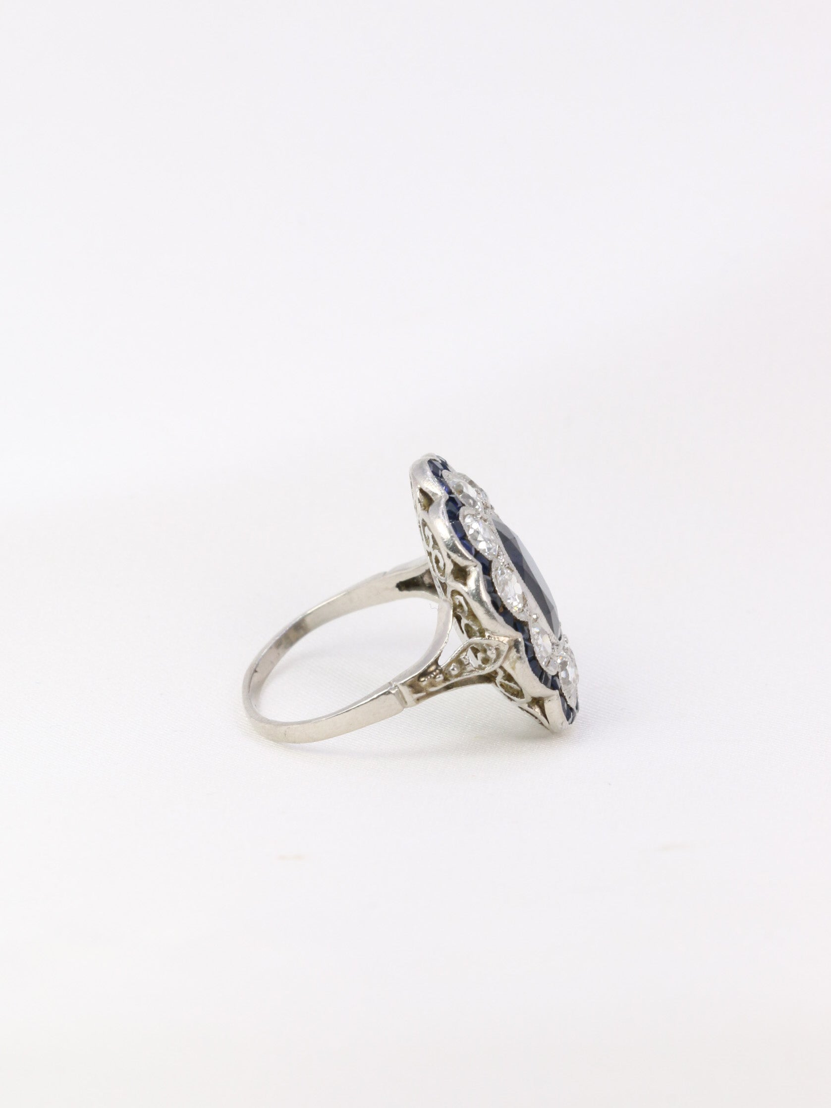 Belle Epoque ring in platinum, sapphire and diamonds