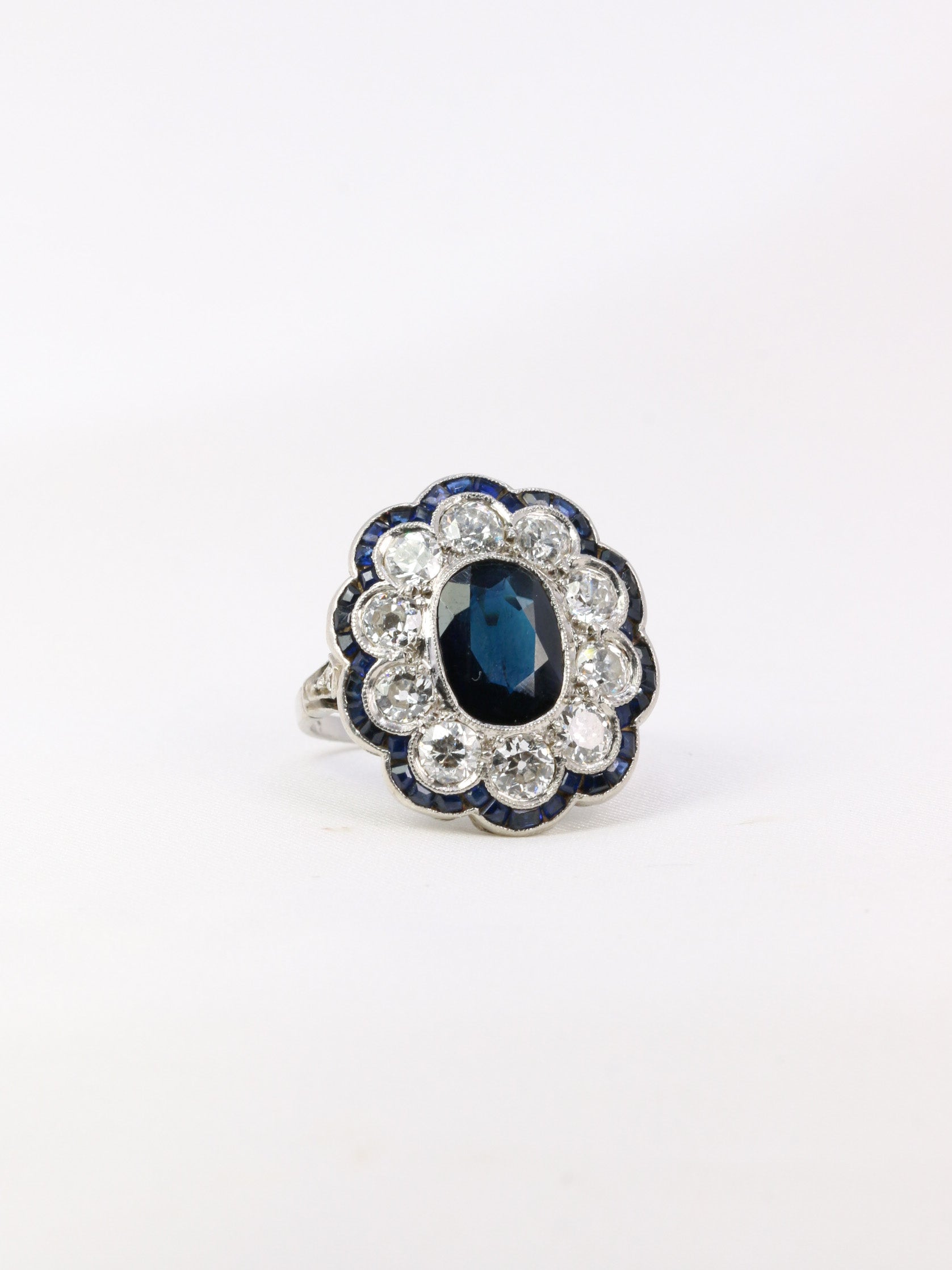 Belle Epoque ring in platinum, sapphire and diamonds