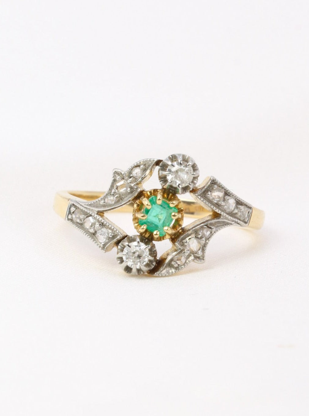 Art Nouveau ring in gold, diamonds and emerald