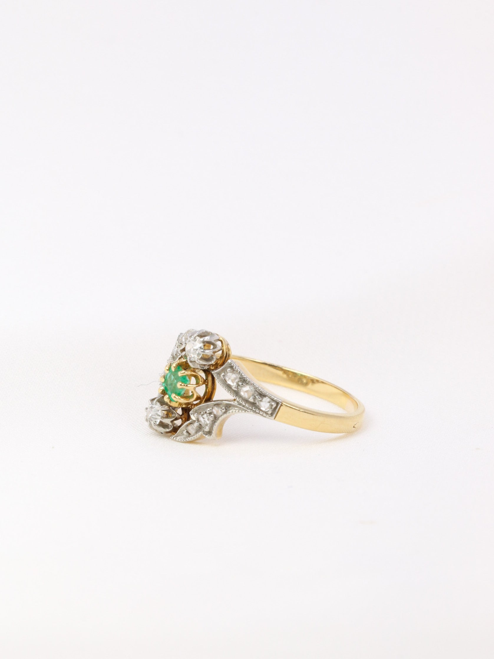 Art Nouveau ring in gold, diamonds and emerald