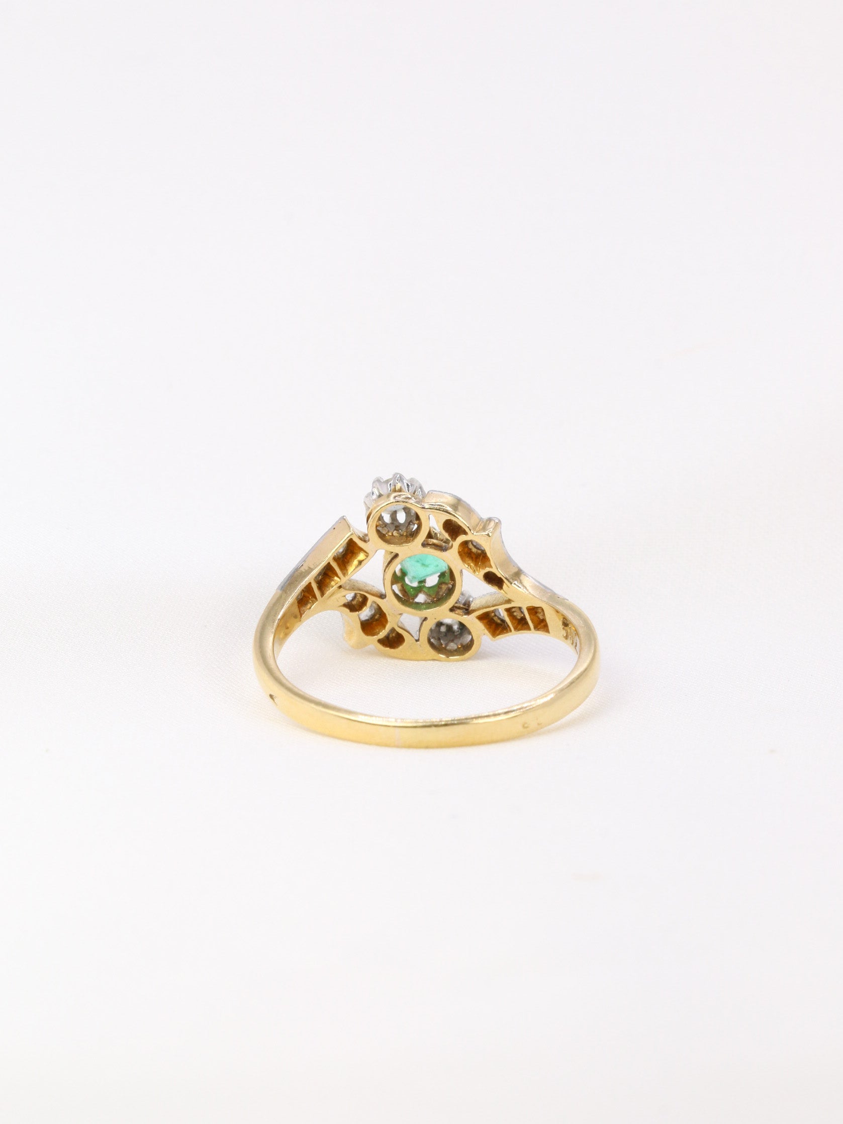 Art Nouveau ring in gold, diamonds and emerald