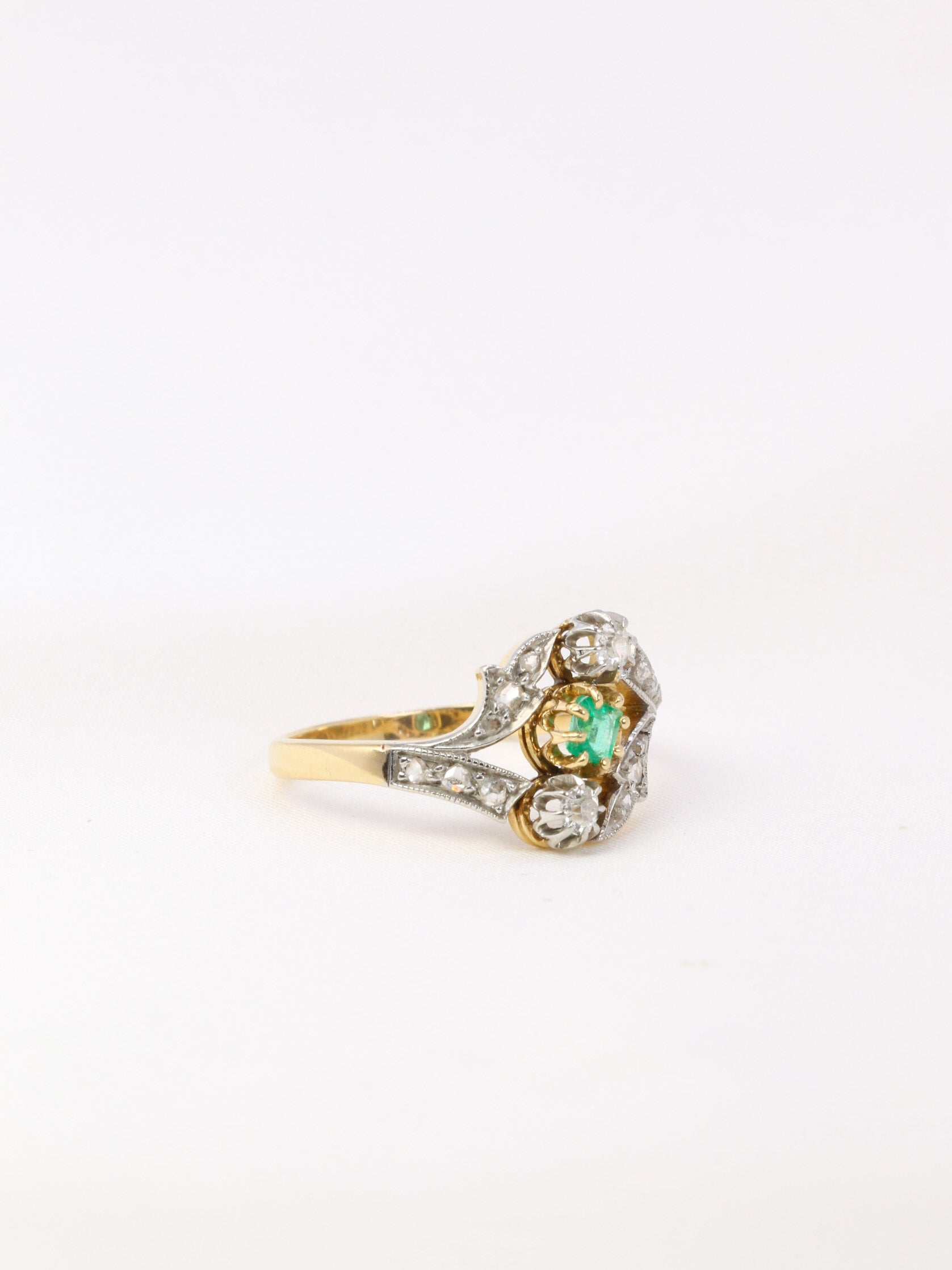 Art Nouveau ring in gold, diamonds and emerald