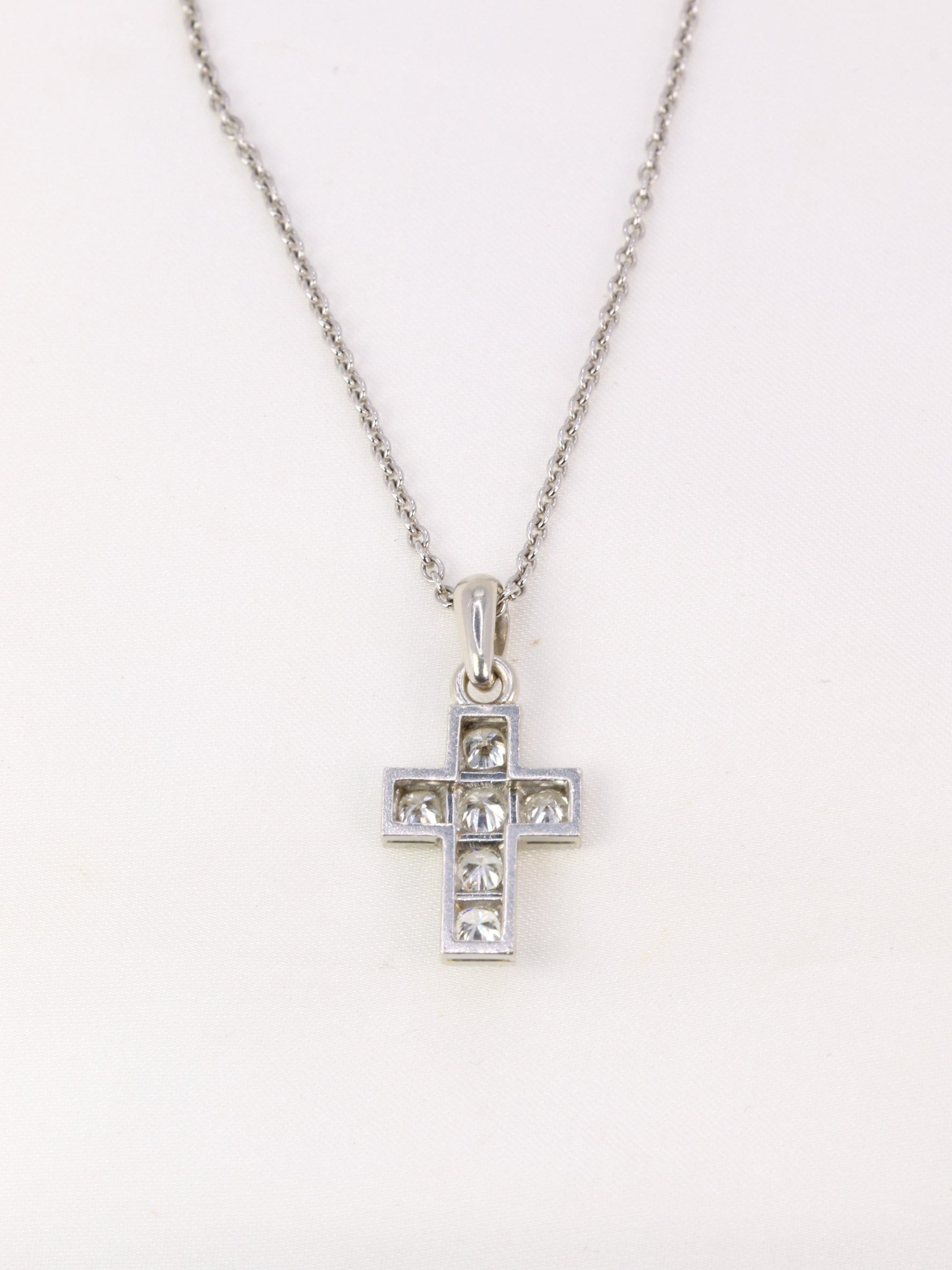 Vintage cross pendant in white gold and 1 ct brilliant-cut diamonds