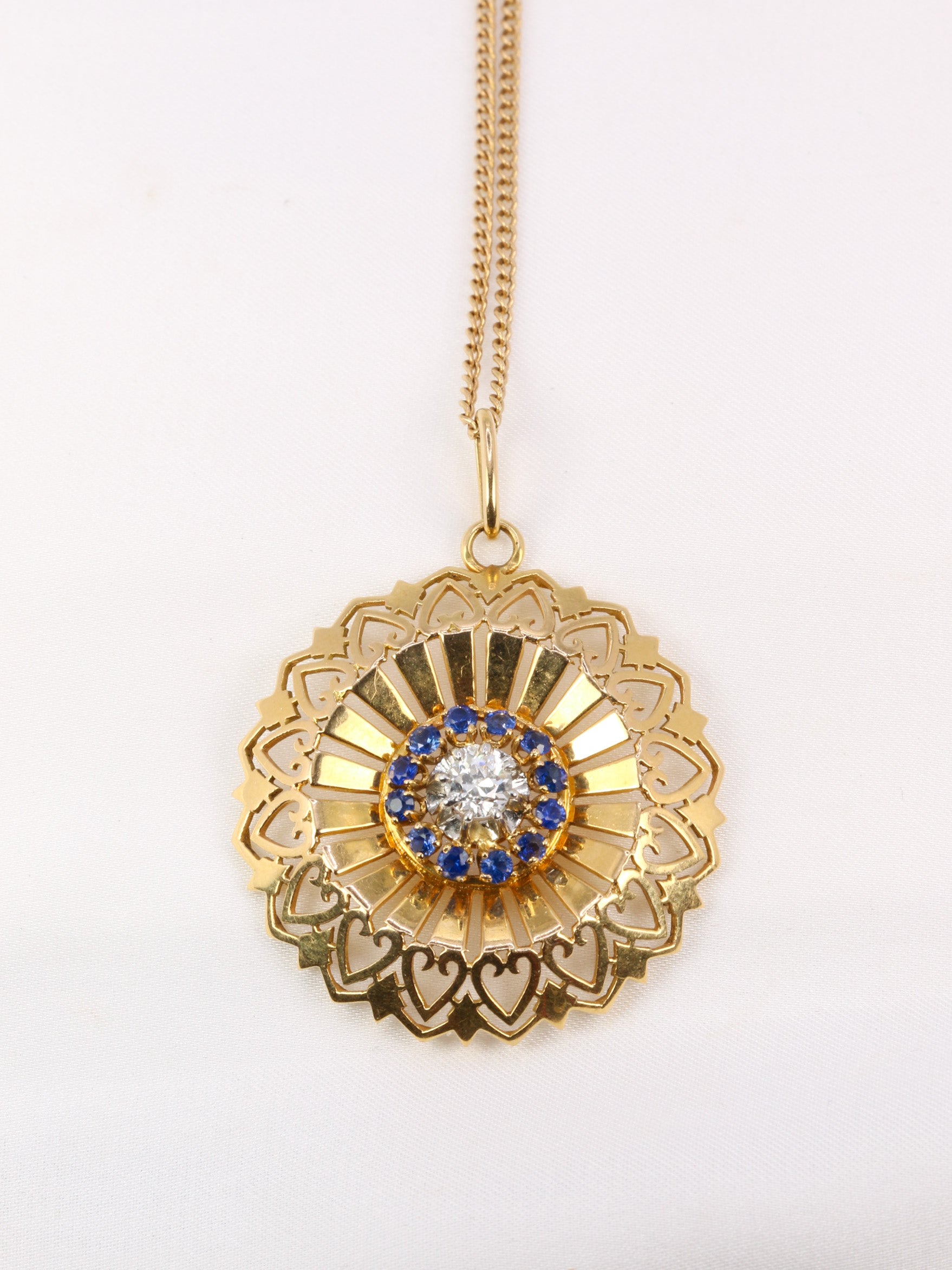 Vintage round pendant in yellow gold, diamond and sapphires