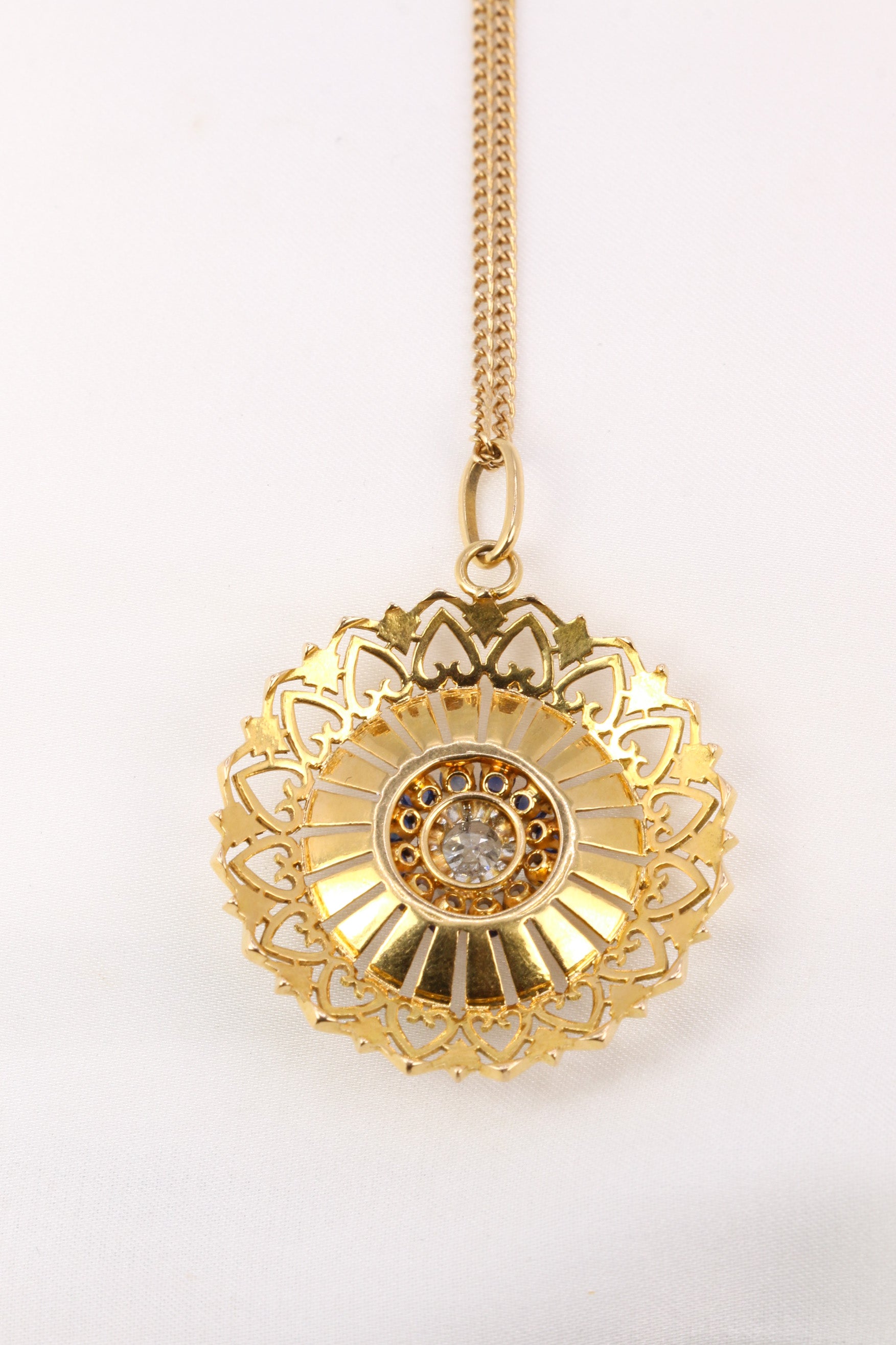 Vintage round pendant in yellow gold, diamond and sapphires