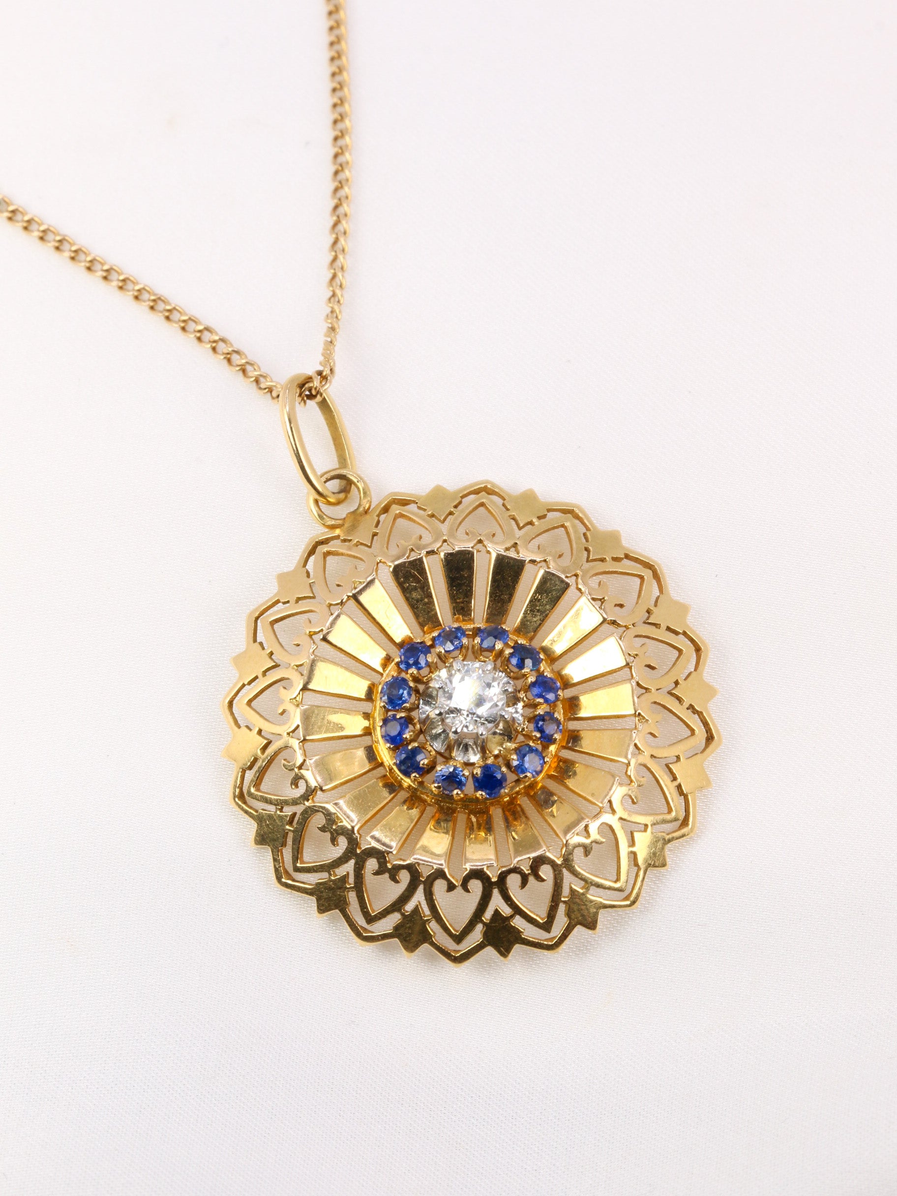 Vintage round pendant in yellow gold, diamond and sapphires