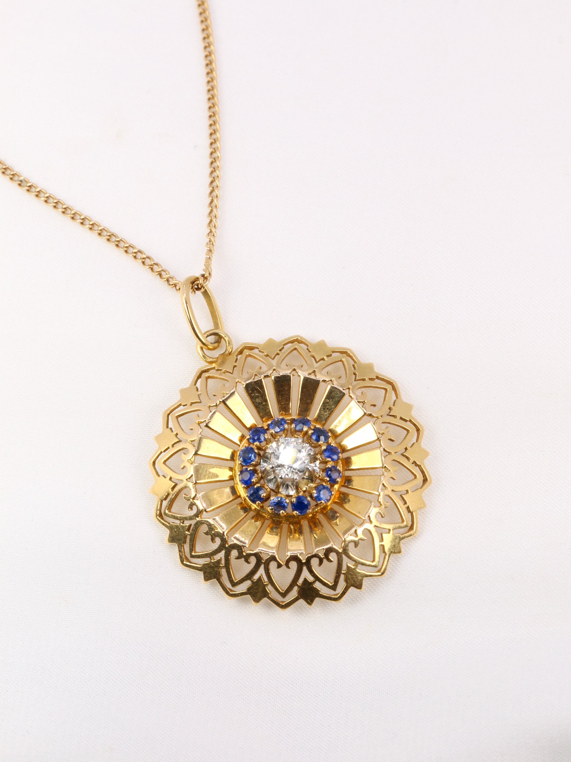 Vintage round pendant in yellow gold, diamond and sapphires