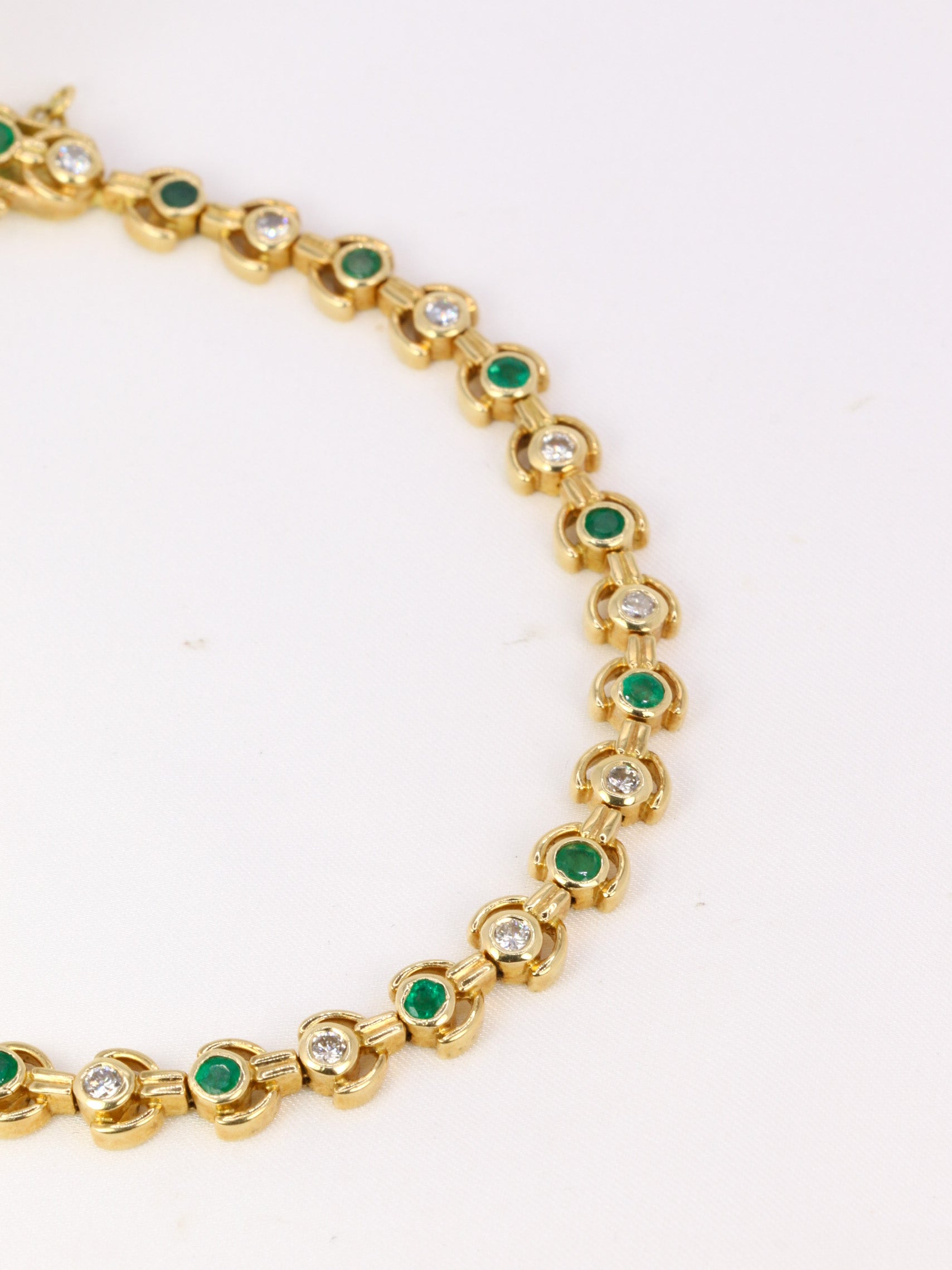 Vintage bracelet in yellow gold, diamonds and emeralds