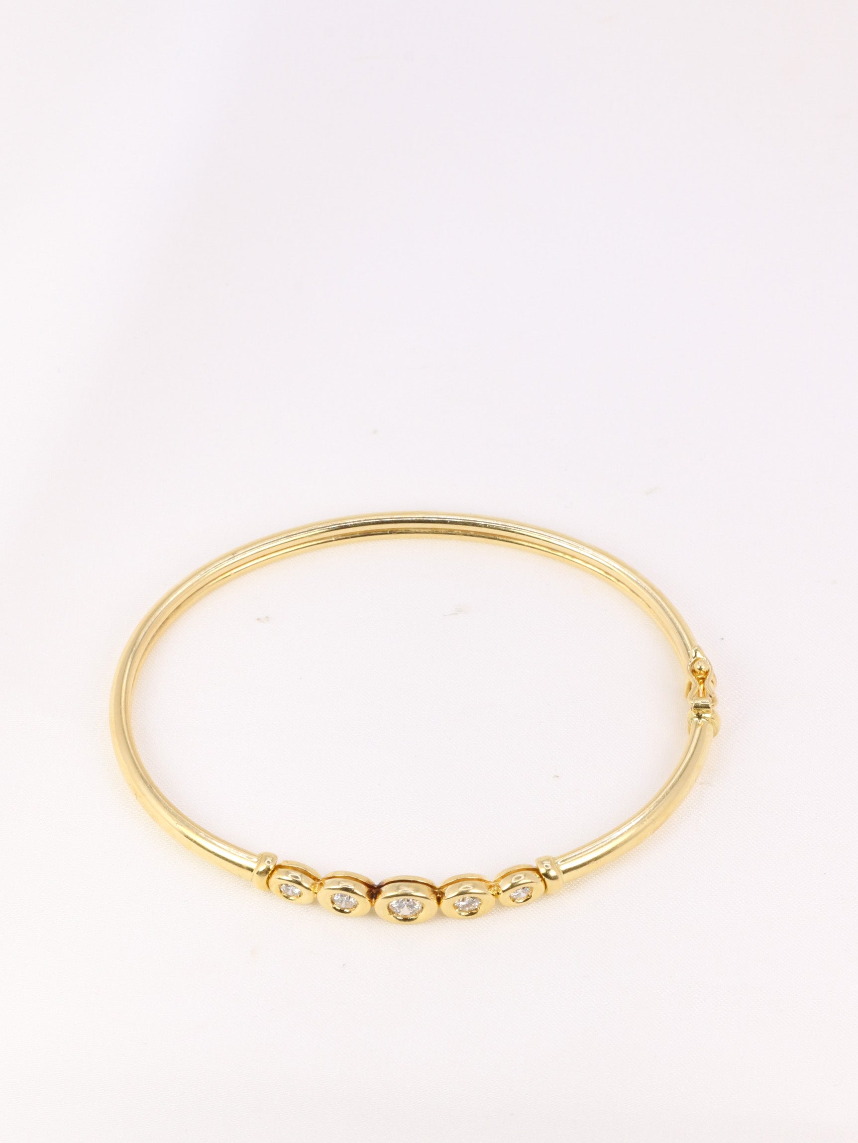 Vintage bangle in soft gold and diamonds