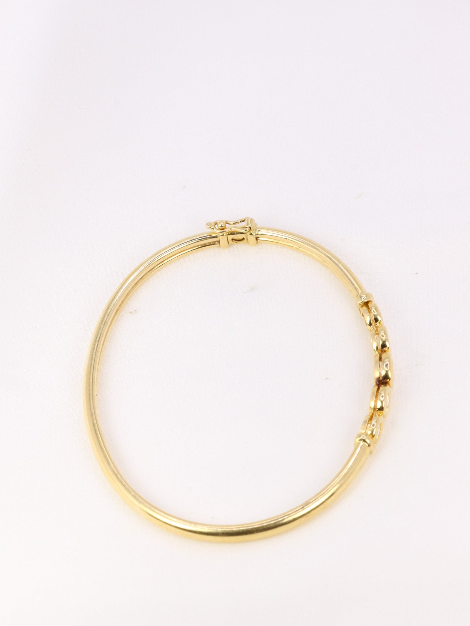 Vintage bangle in soft gold and diamonds