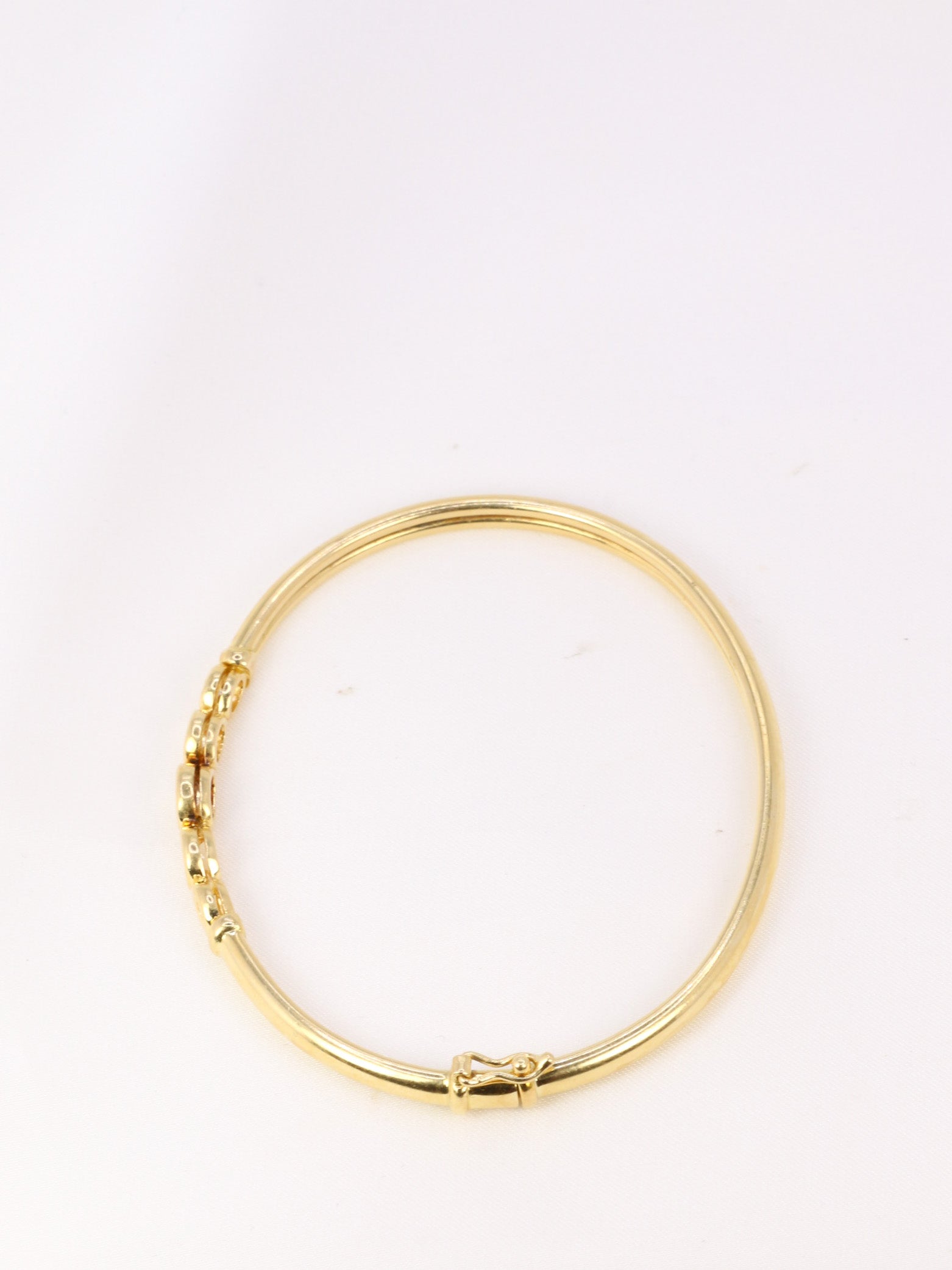 Vintage bangle in soft gold and diamonds