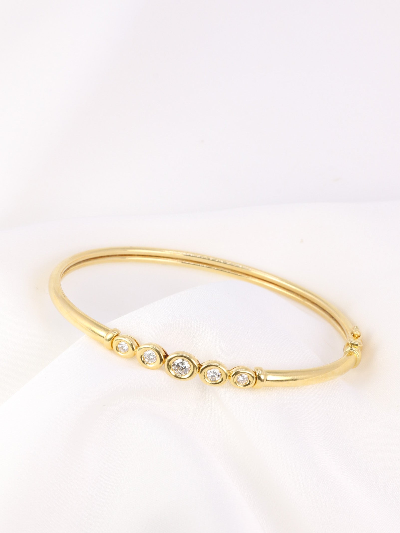 Vintage bangle in soft gold and diamonds