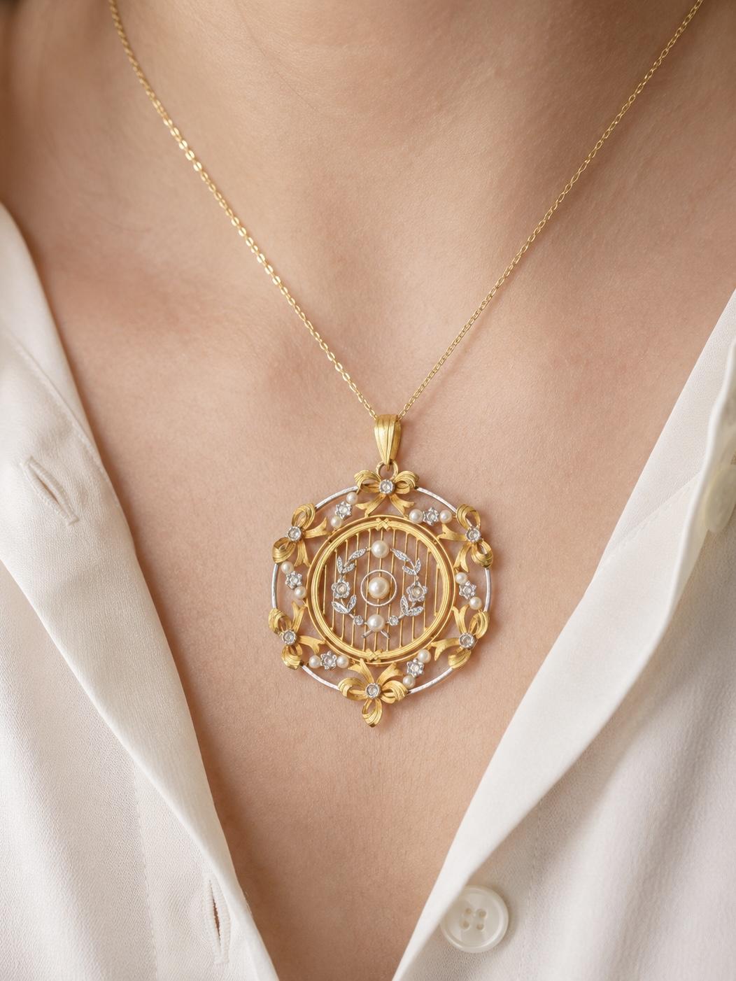 Pendentif rond Belle Epoque or jaune perles diamants
