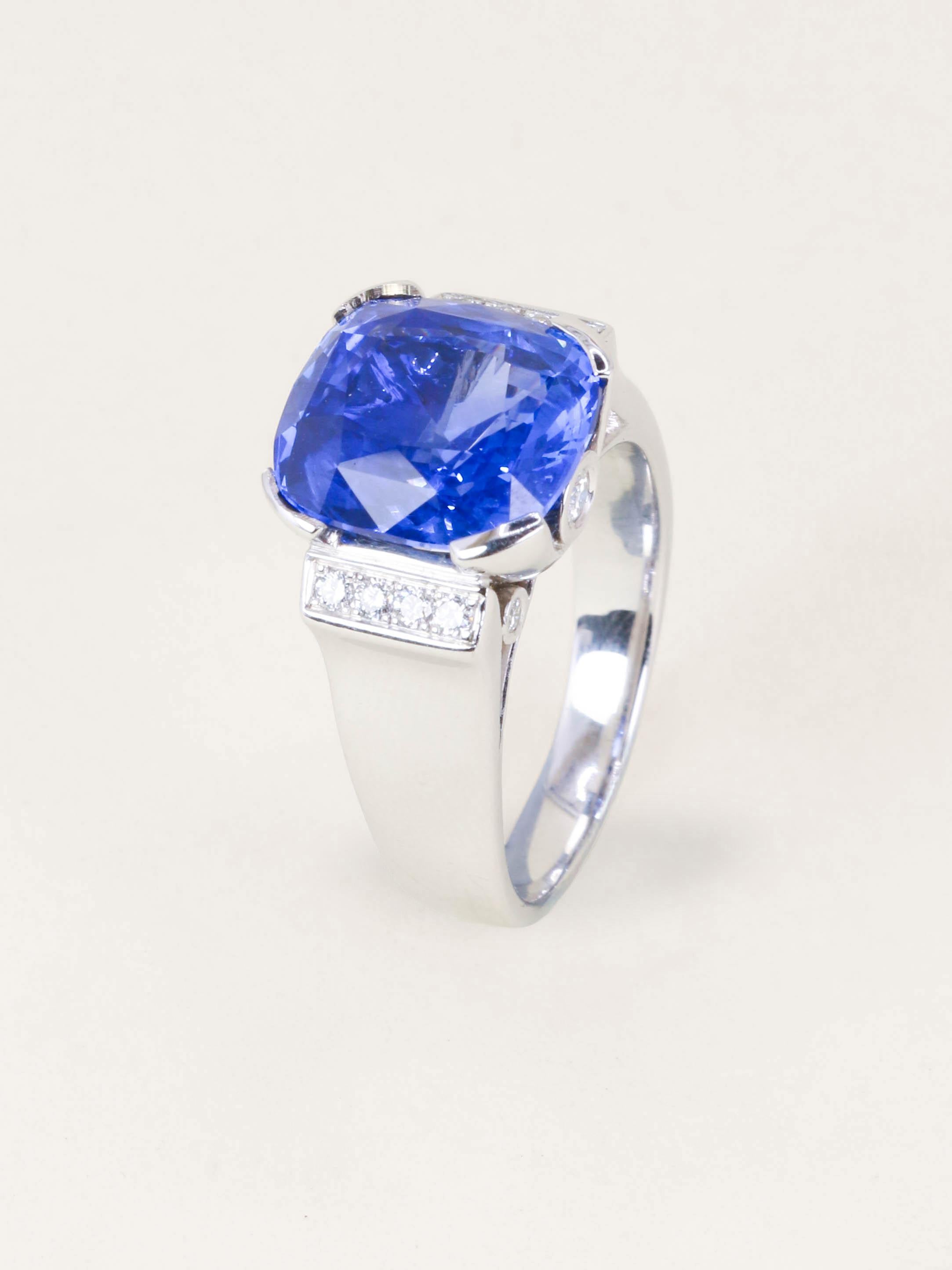 Bague cocktail Or blanc Saphir coussin Ceylan 10,81 carats