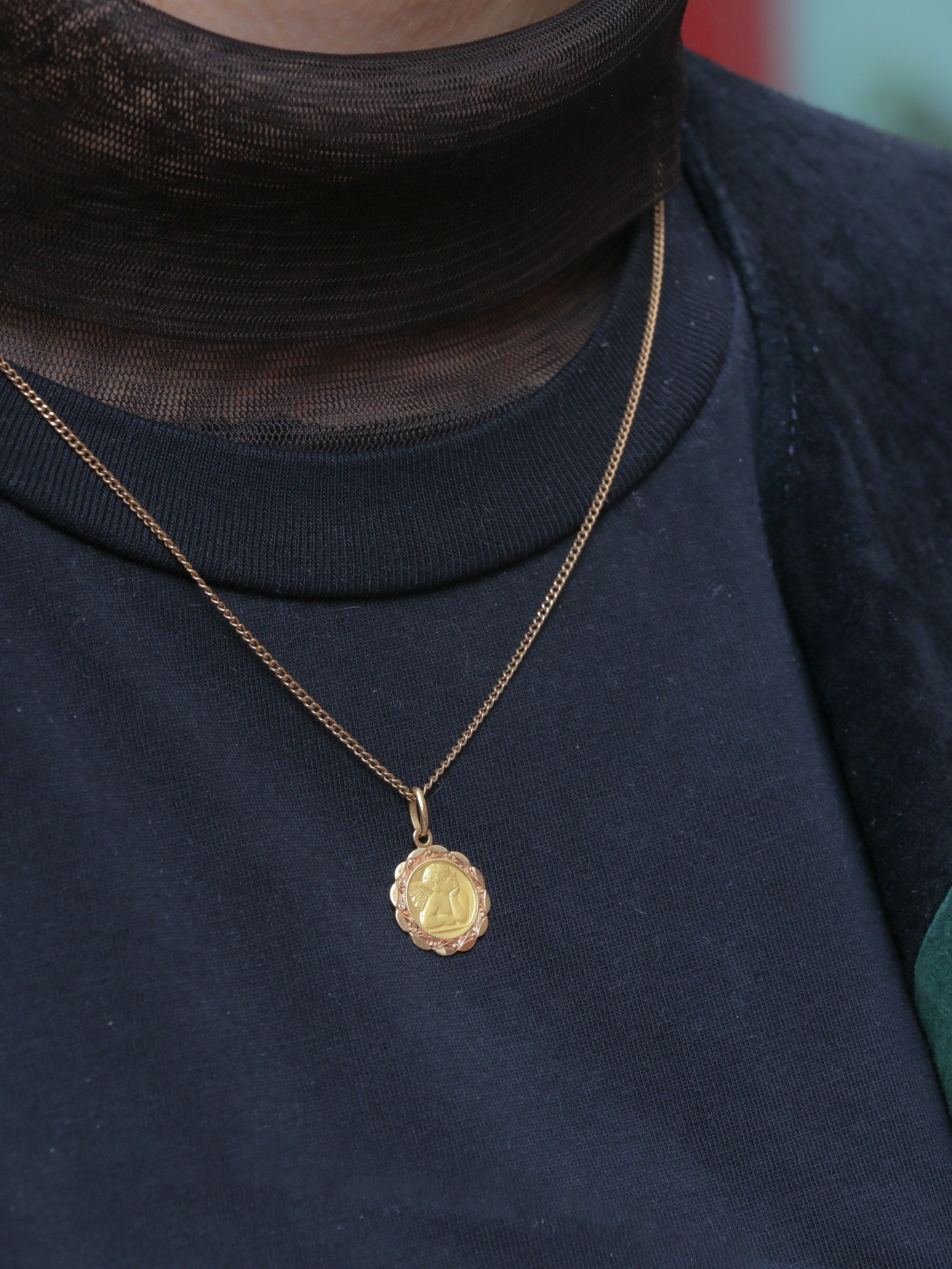 Vintage religious medal in yellow gold depicting an angel