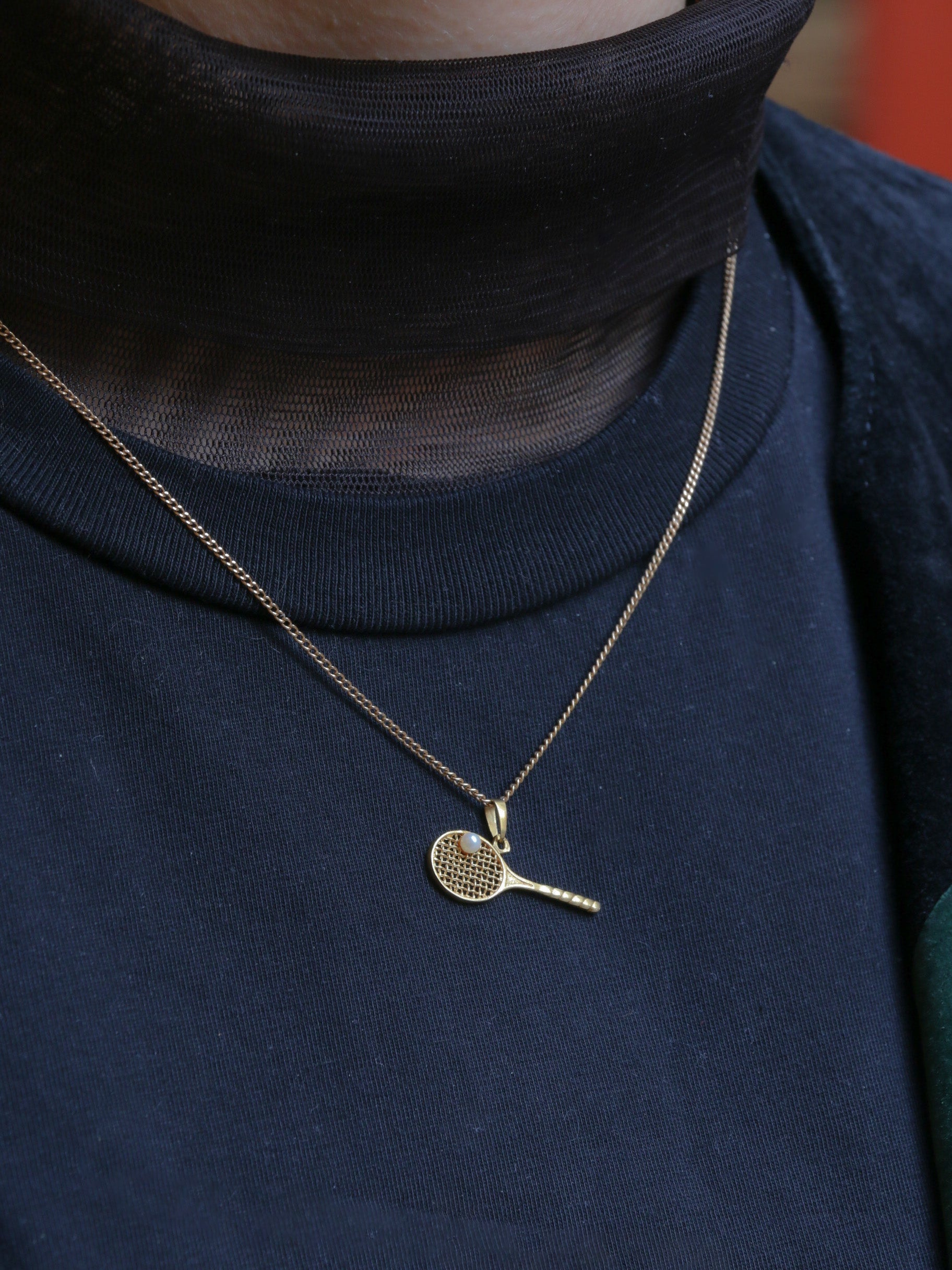 Vintage tennis racket pendant in yellow gold and pearl