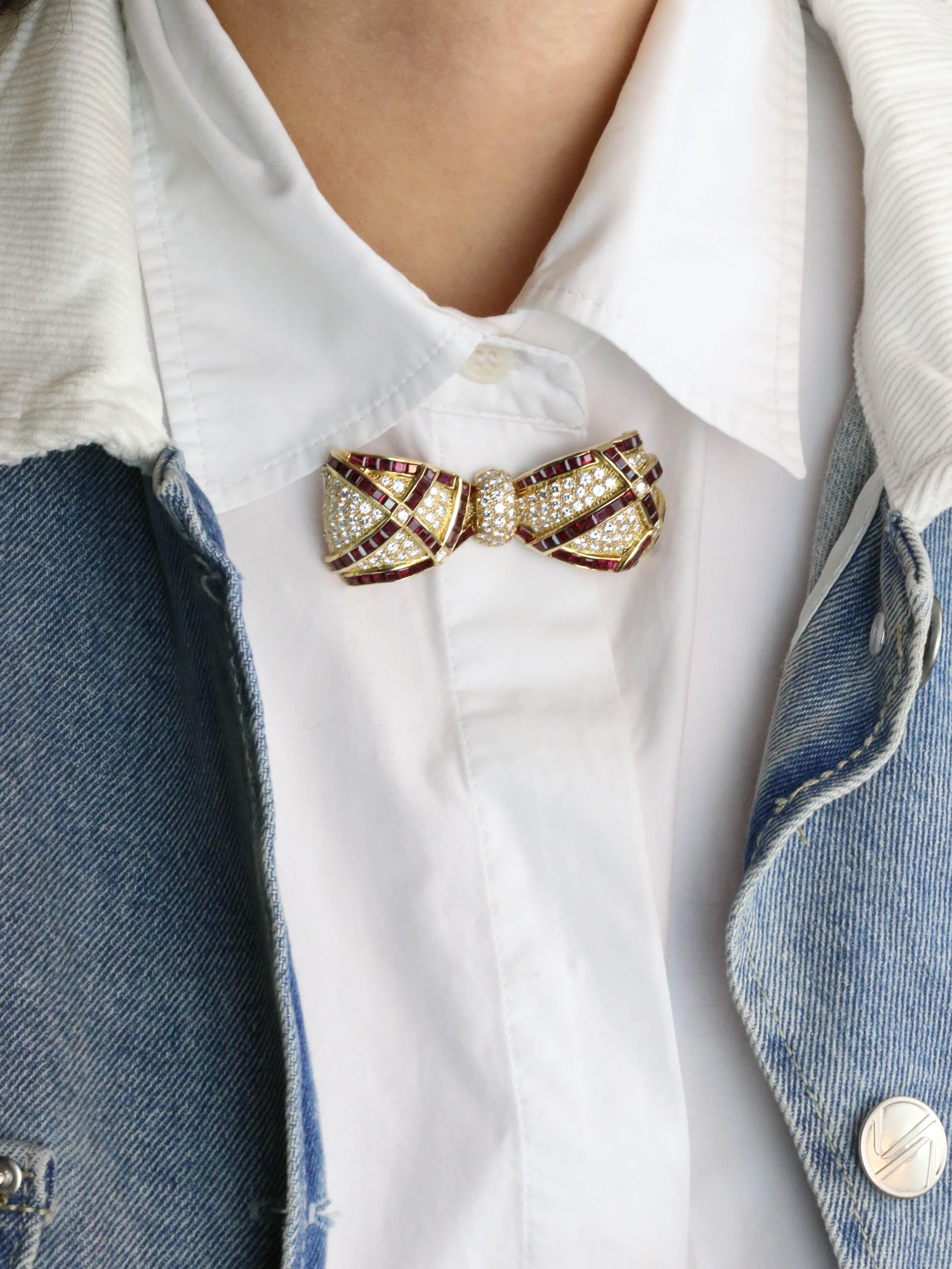 Broche noeud or jaune rubis diamants