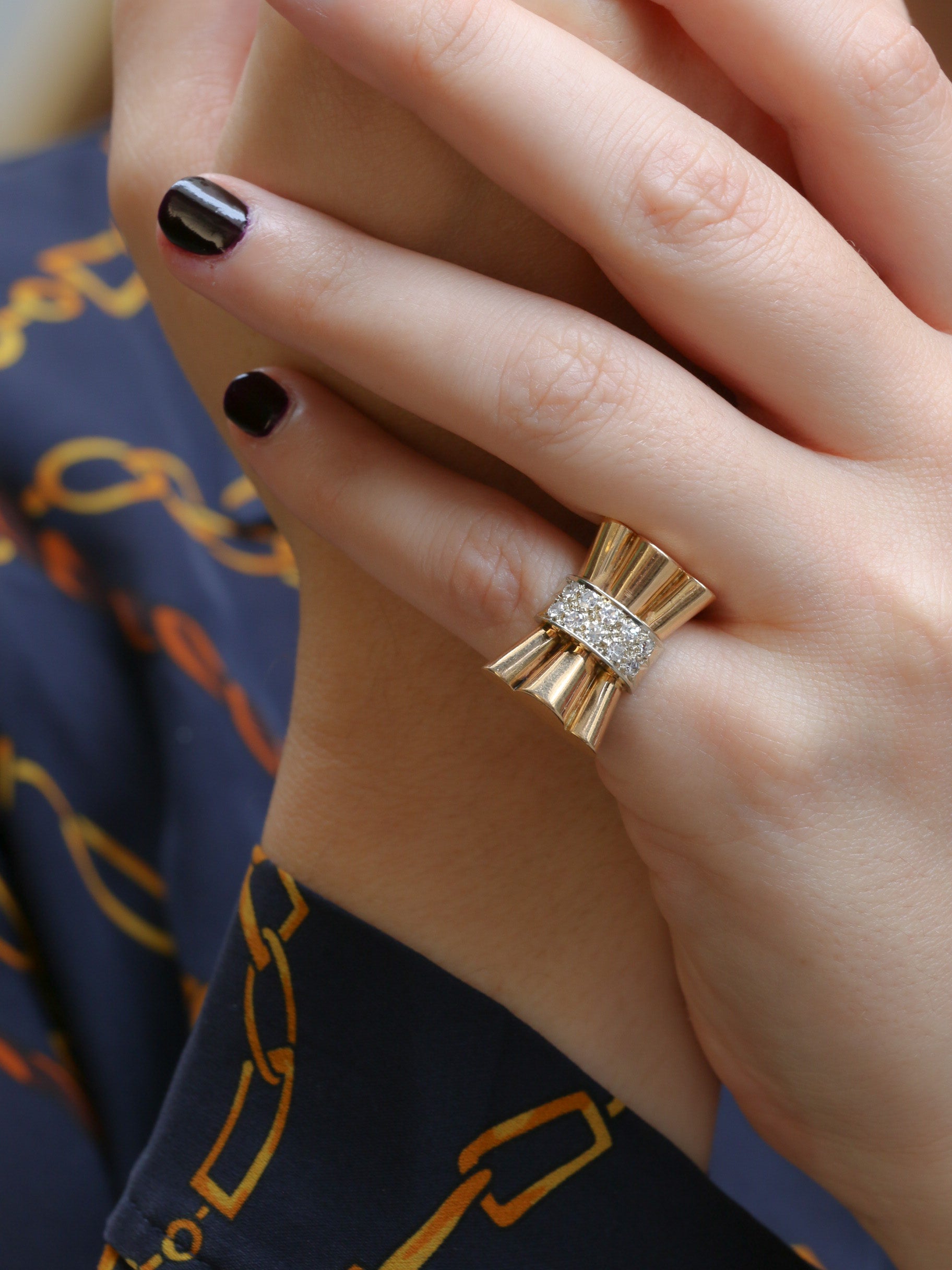 Art-Deco knot ring in gold and diamonds