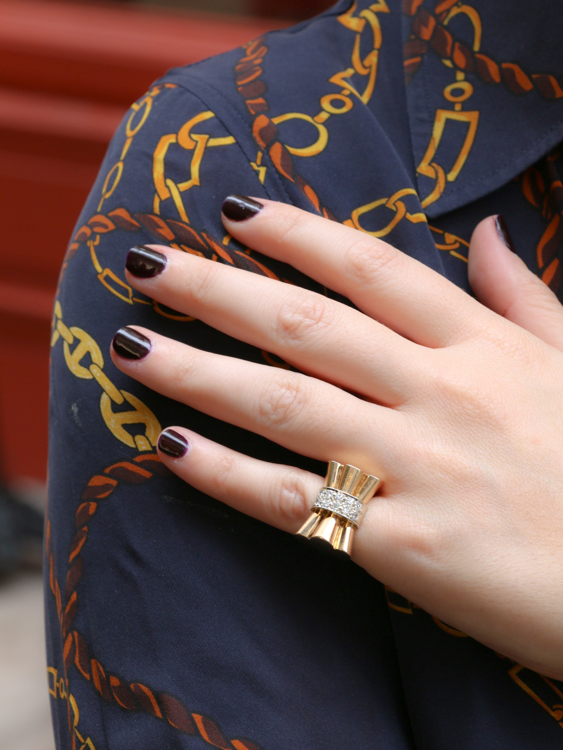 Art-Deco knot ring in gold and diamonds