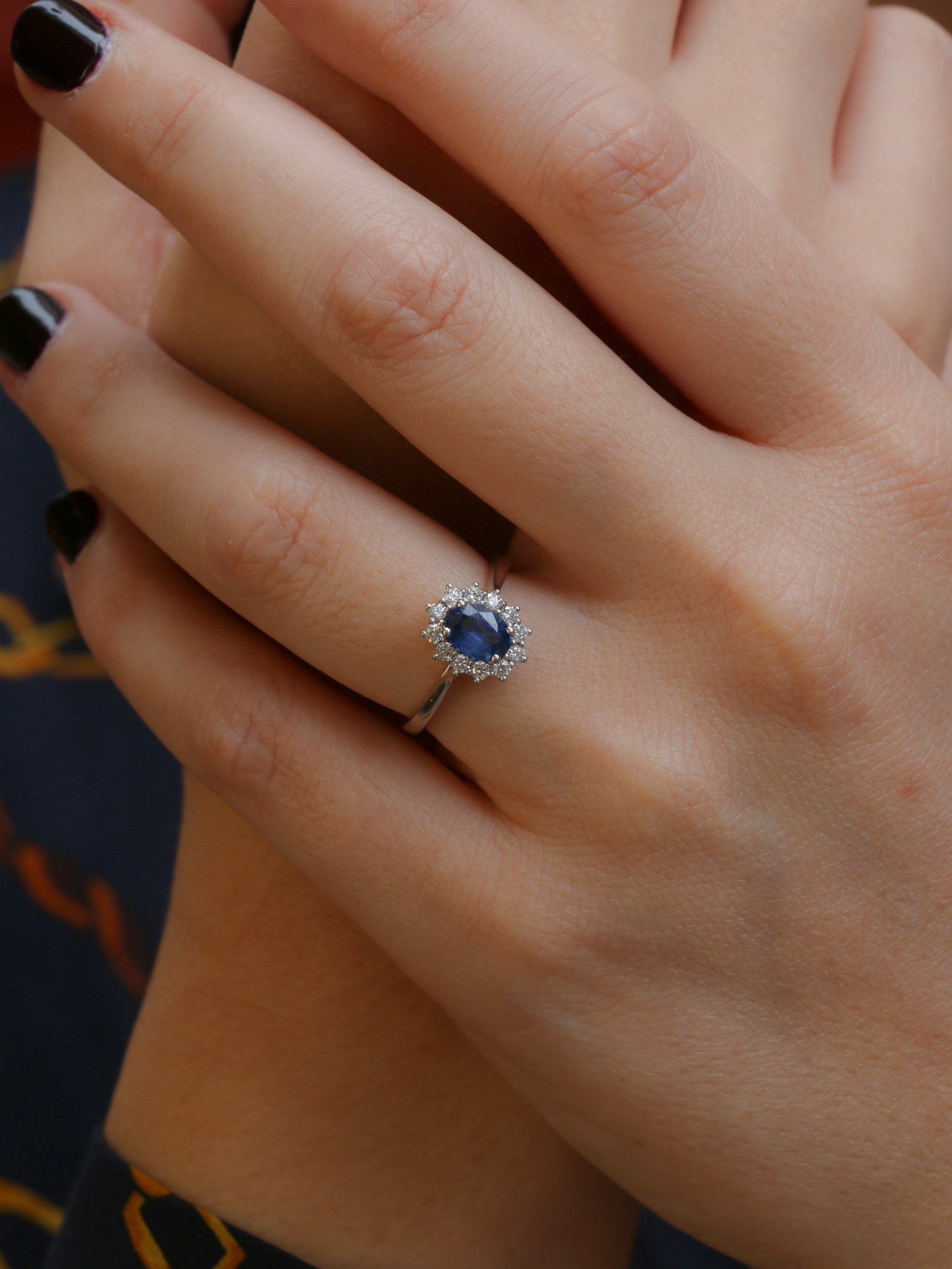 Vintage daisy ring in gold, oval sapphire and diamonds