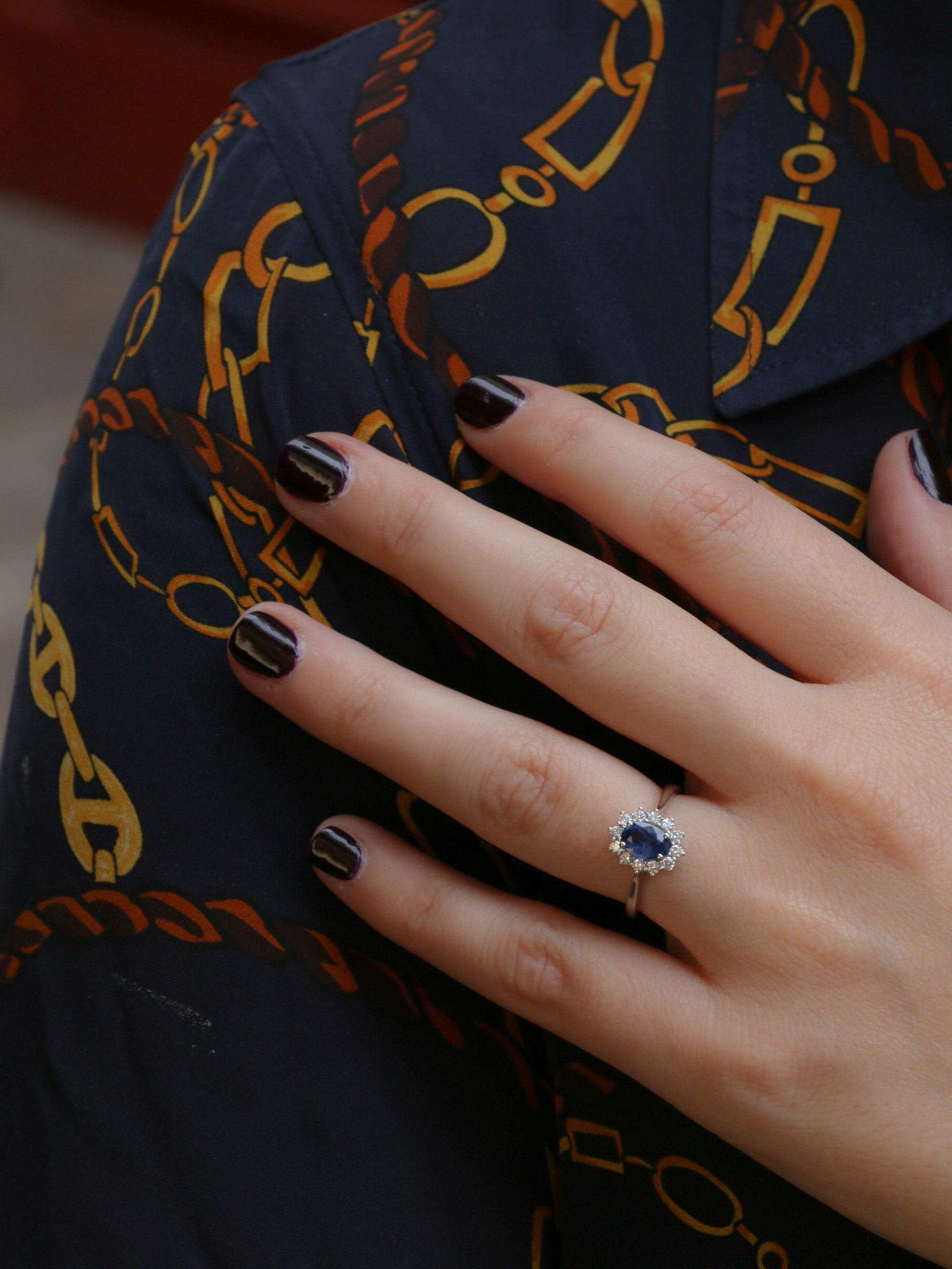 Vintage daisy ring in gold, oval sapphire and diamonds