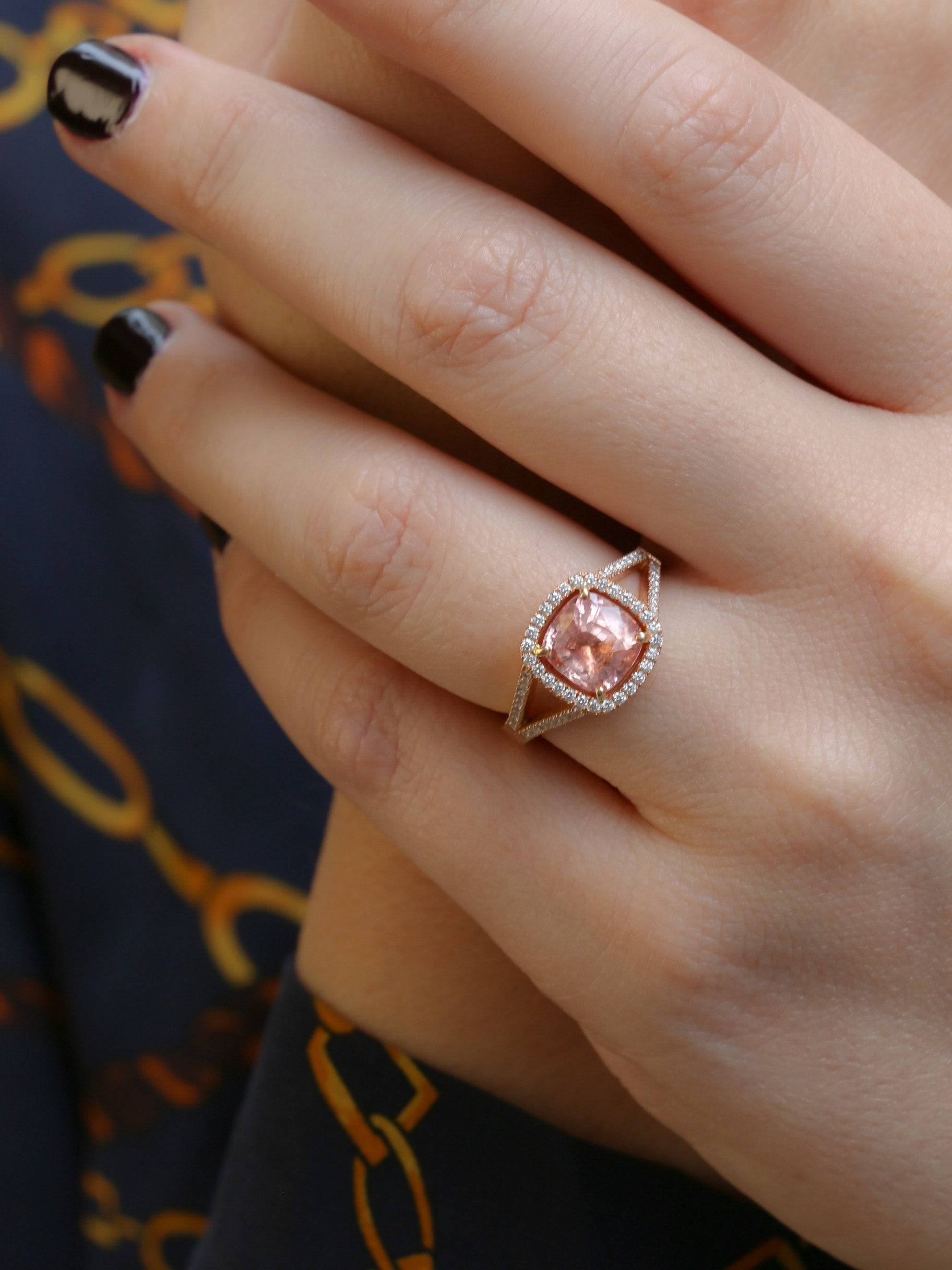 Bague en or, diamants et morganite taille coussin