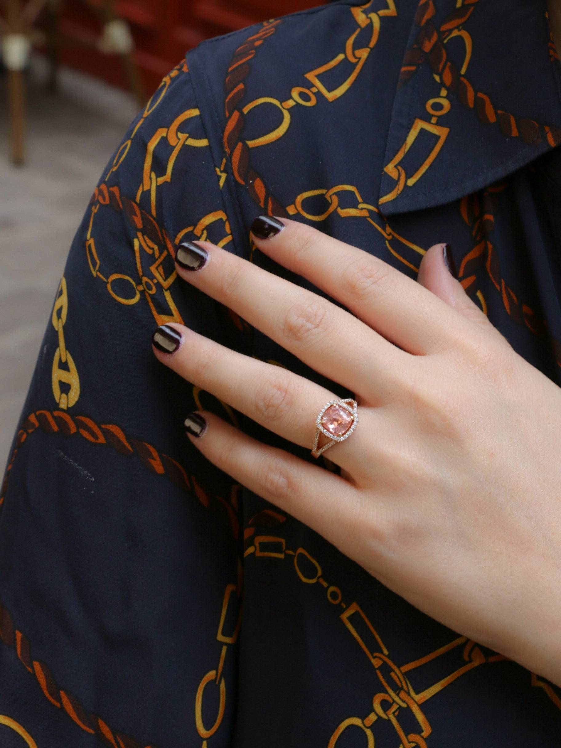 Bague en or, diamants et morganite taille coussin