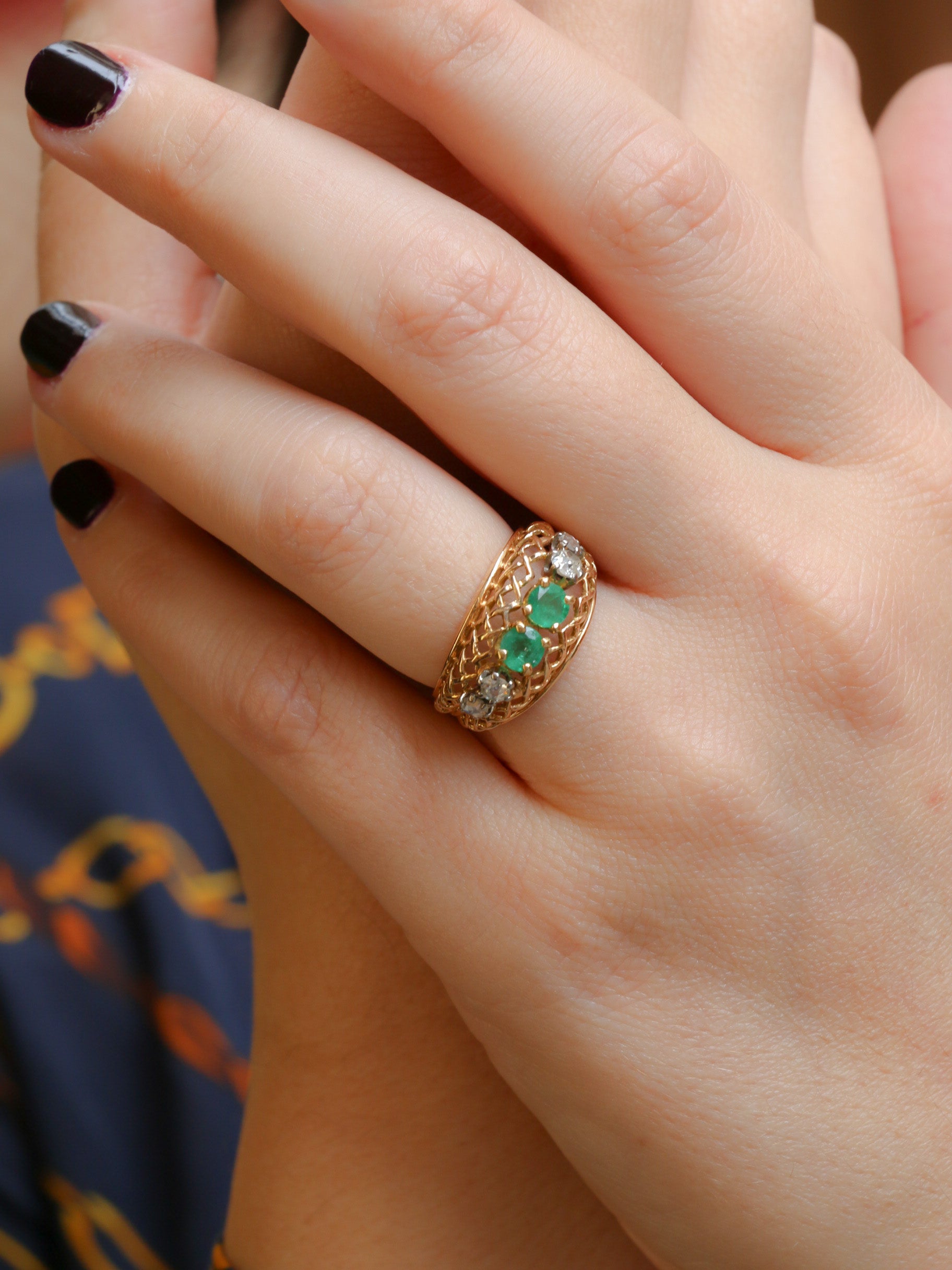 Vintage garter ring in gold, emeralds and diamonds