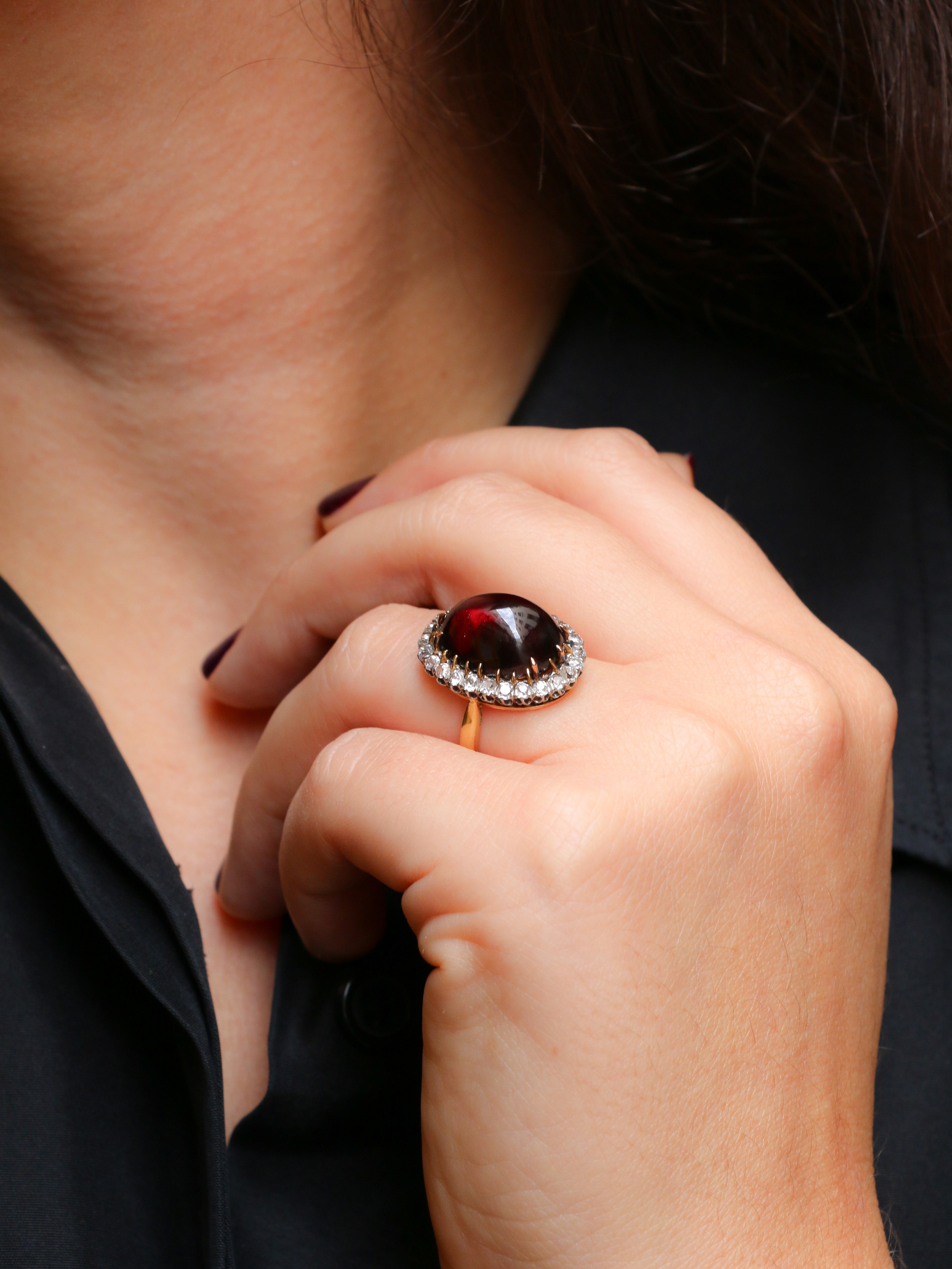 Bague marguerite victorienne cabochon de grenat diamants taille ancienne