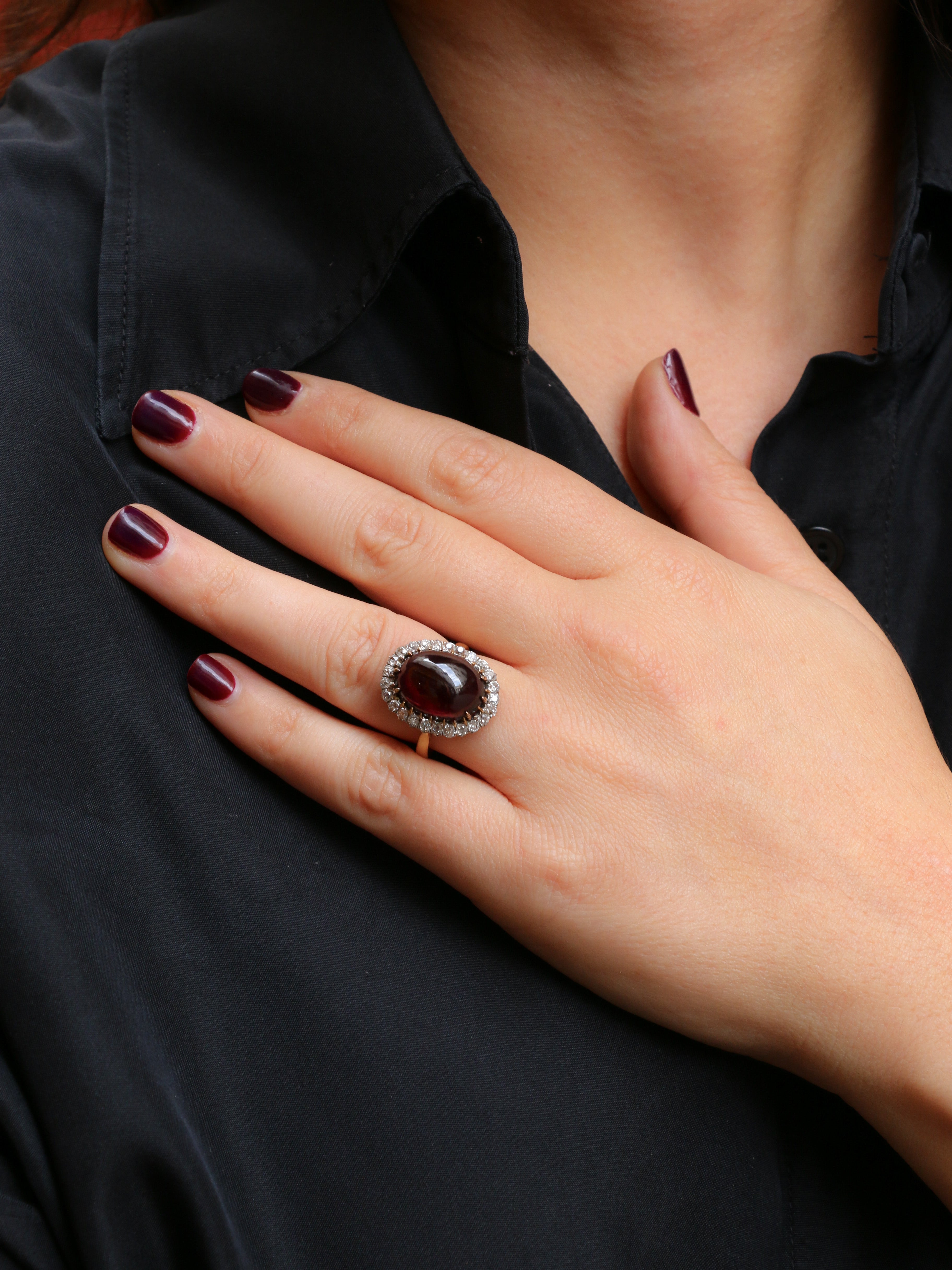 Bague marguerite victorienne cabochon de grenat diamants taille ancienne