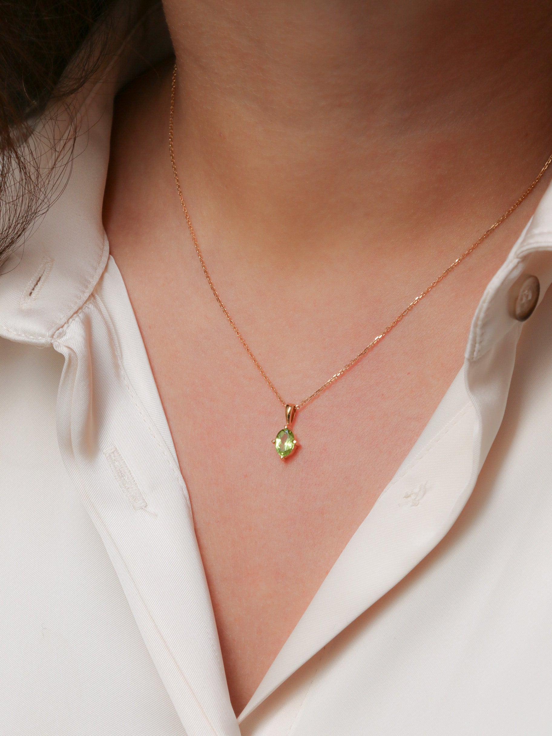 Vintage solitaire pendant in yellow gold and oval peridot